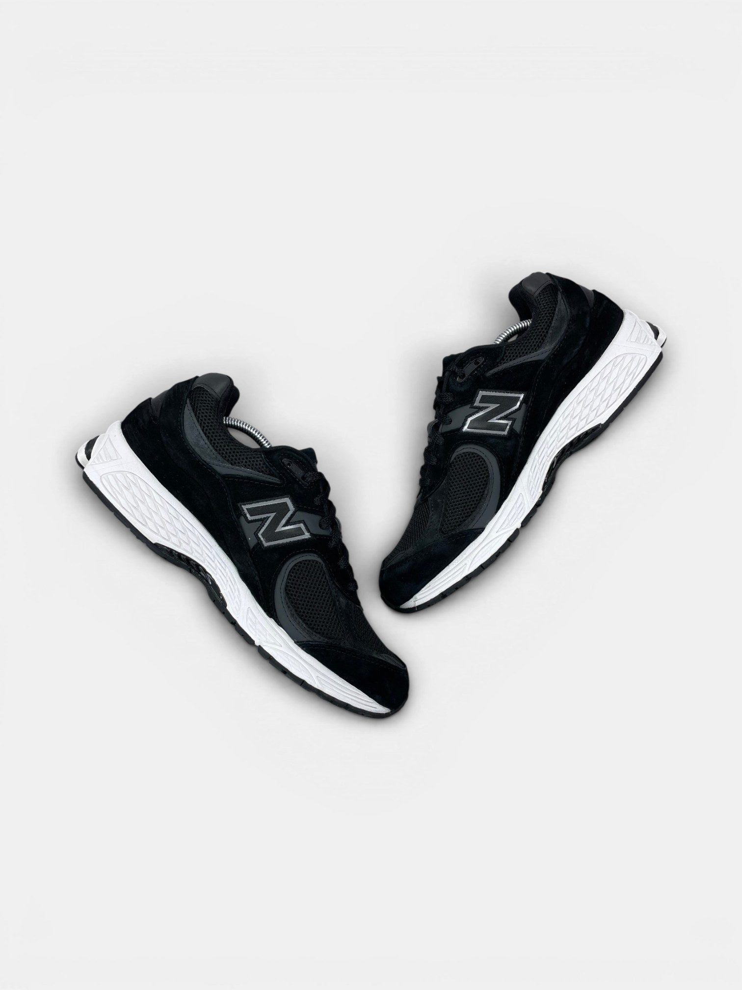 New Balance 2002R — buty sportowe męskie w bardzo dobrym stanie rozmiar 45, zewnętrzny panel prawego buta