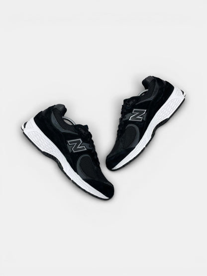 New Balance 2002R — buty sportowe męskie w bardzo dobrym stanie rozmiar 45, zewnętrzny panel prawego buta