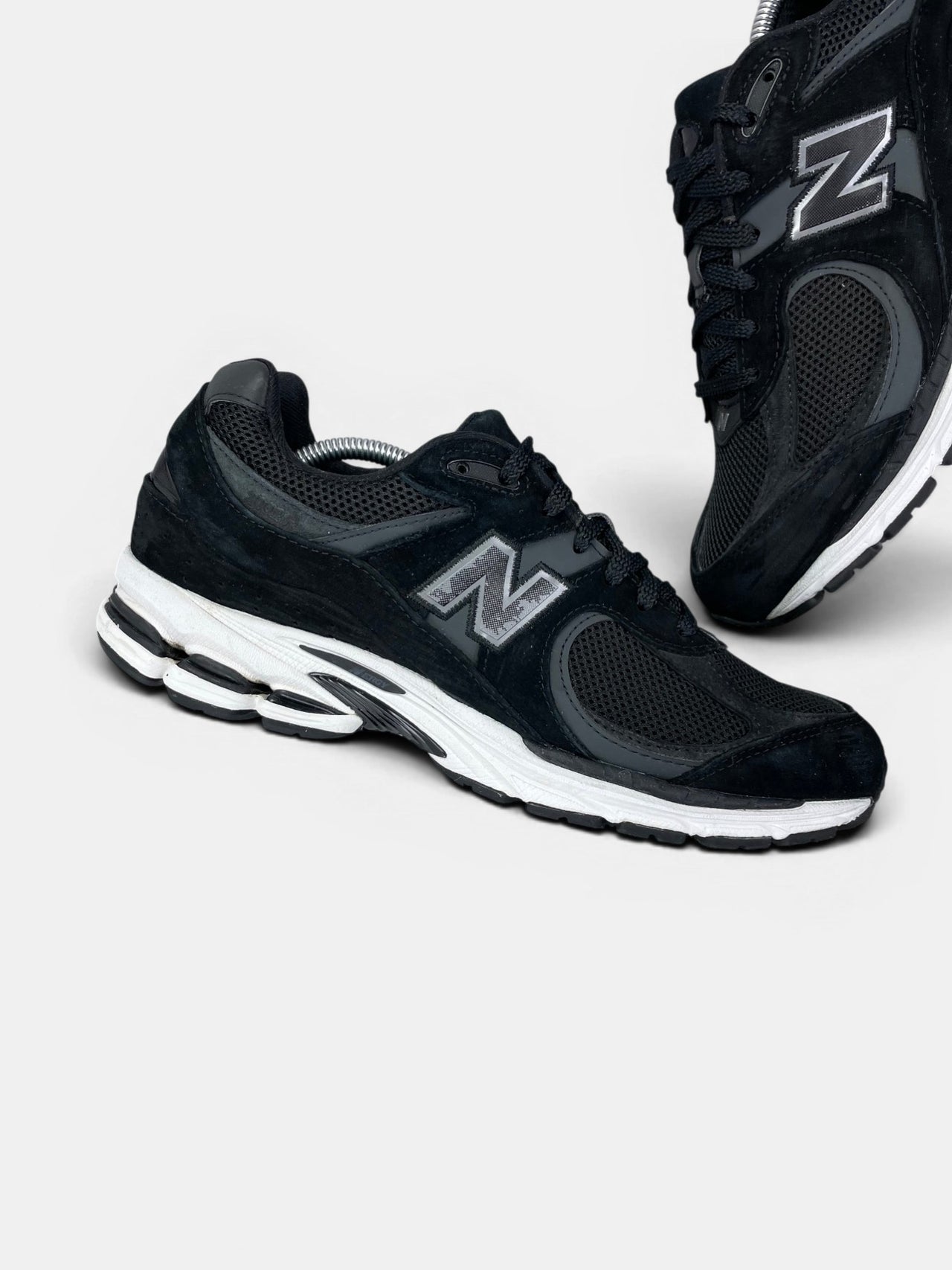 New Balance 2002R — buty sportowe męskie w bardzo dobrym stanie rozmiar 45, zewnętrzny panel lewego buta