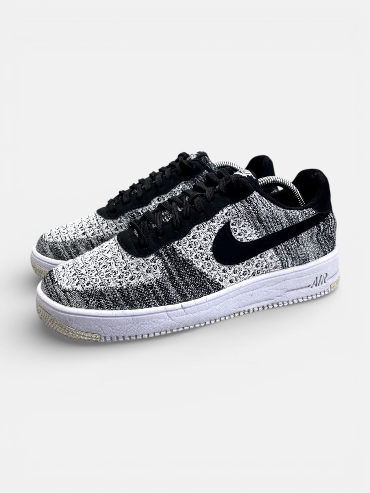 Nike Air Force 1 Flyknit 2.0 Oreo — buty sportowe męskie w bardzo dobrym stanie rozmiar 44, widok z boku