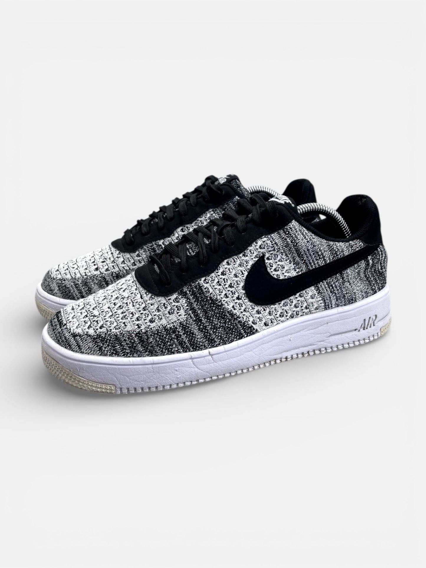 Nike Air Force 1 Flyknit 2.0 Oreo — buty sportowe męskie w bardzo dobrym stanie rozmiar 44, widok z boku