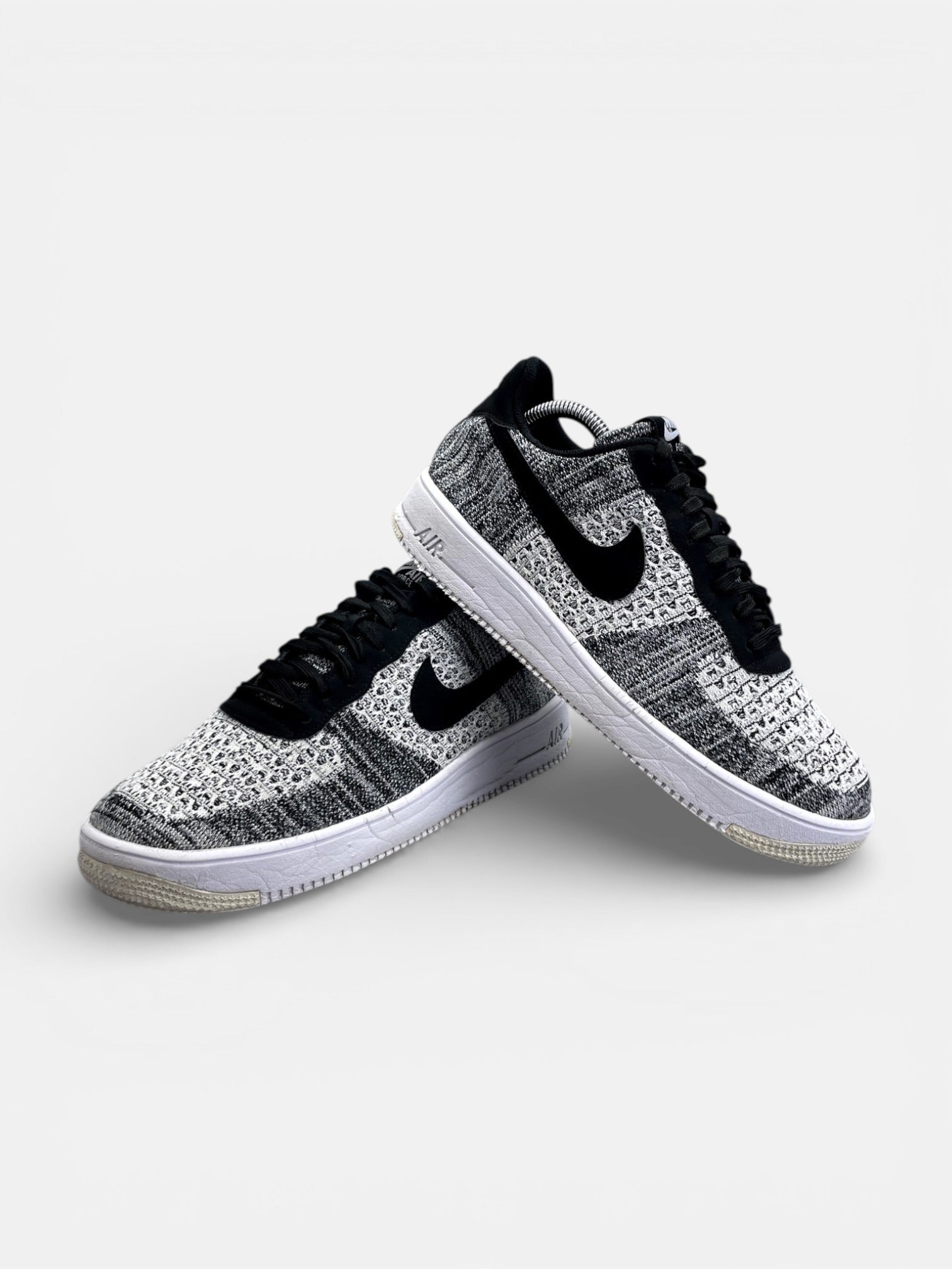 Nike Air Force 1 Flyknit 2.0 Oreo — buty sportowe męskie w bardzo dobrym stanie rozmiar 44, boczny profil