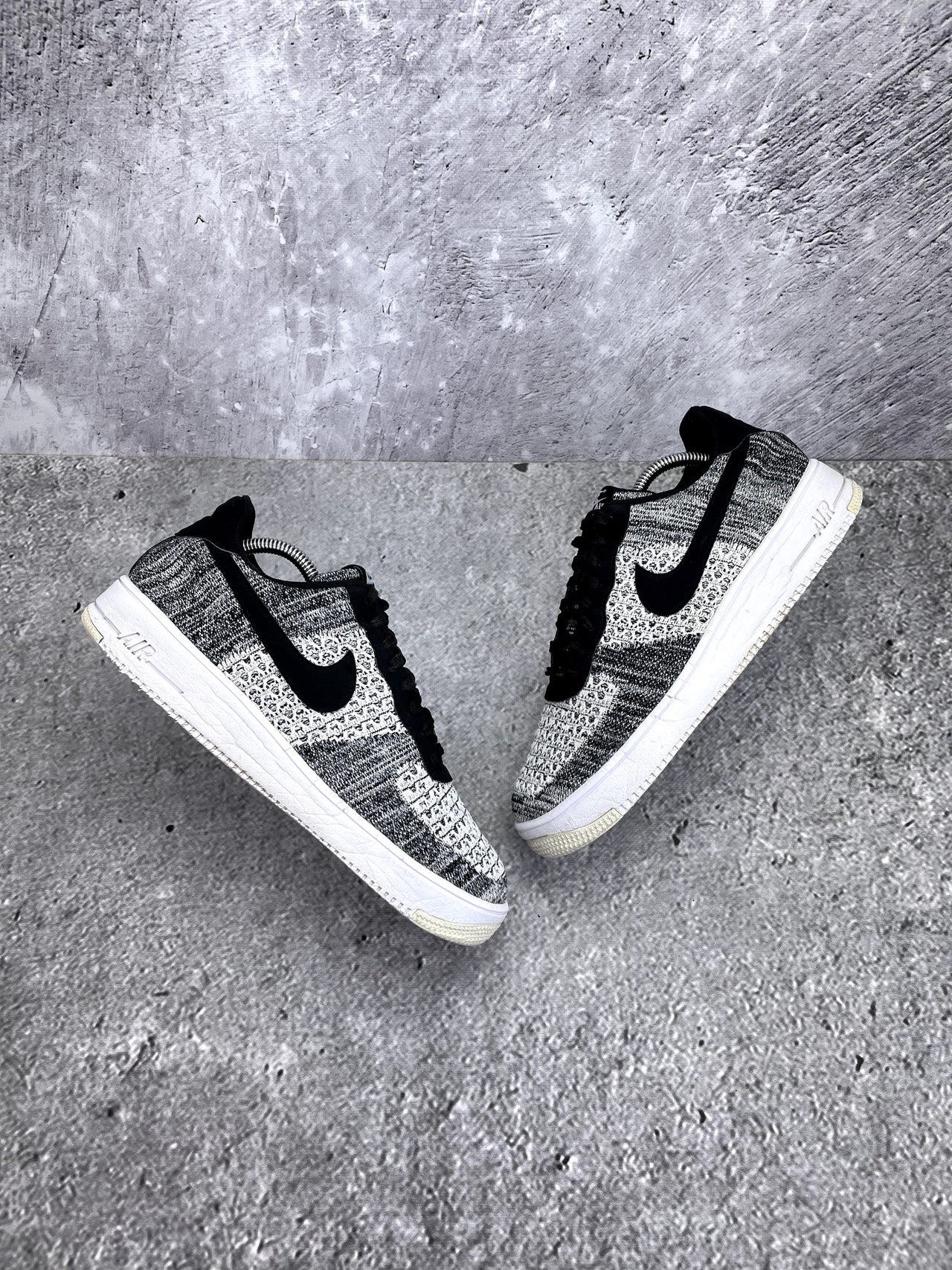 Nike Air Force 1 Flyknit 2.0 Oreo — buty sportowe męskie w bardzo dobrym stanie rozmiar 44, widok z góry na zewnętrzną stronę butów