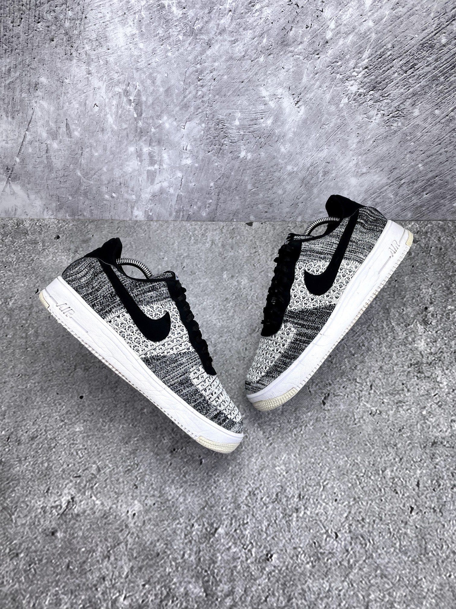Nike Air Force 1 Flyknit 2.0 Oreo — buty sportowe męskie w bardzo dobrym stanie rozmiar 44, widok z góry na zewnętrzną stronę butów