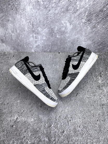 Nike Air Force 1 Flyknit 2.0 Oreo — buty sportowe męskie w bardzo dobrym stanie rozmiar 44, widok z góry na zewnętrzną stronę butów