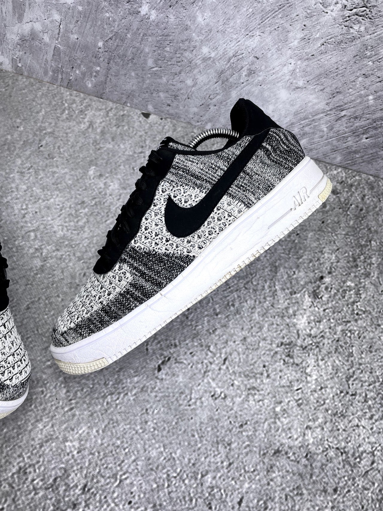 Nike Air Force 1 Flyknit 2.0 Oreo — buty sportowe męskie w bardzo dobrym stanie rozmiar 44, zewnętrzny panel prawego buta