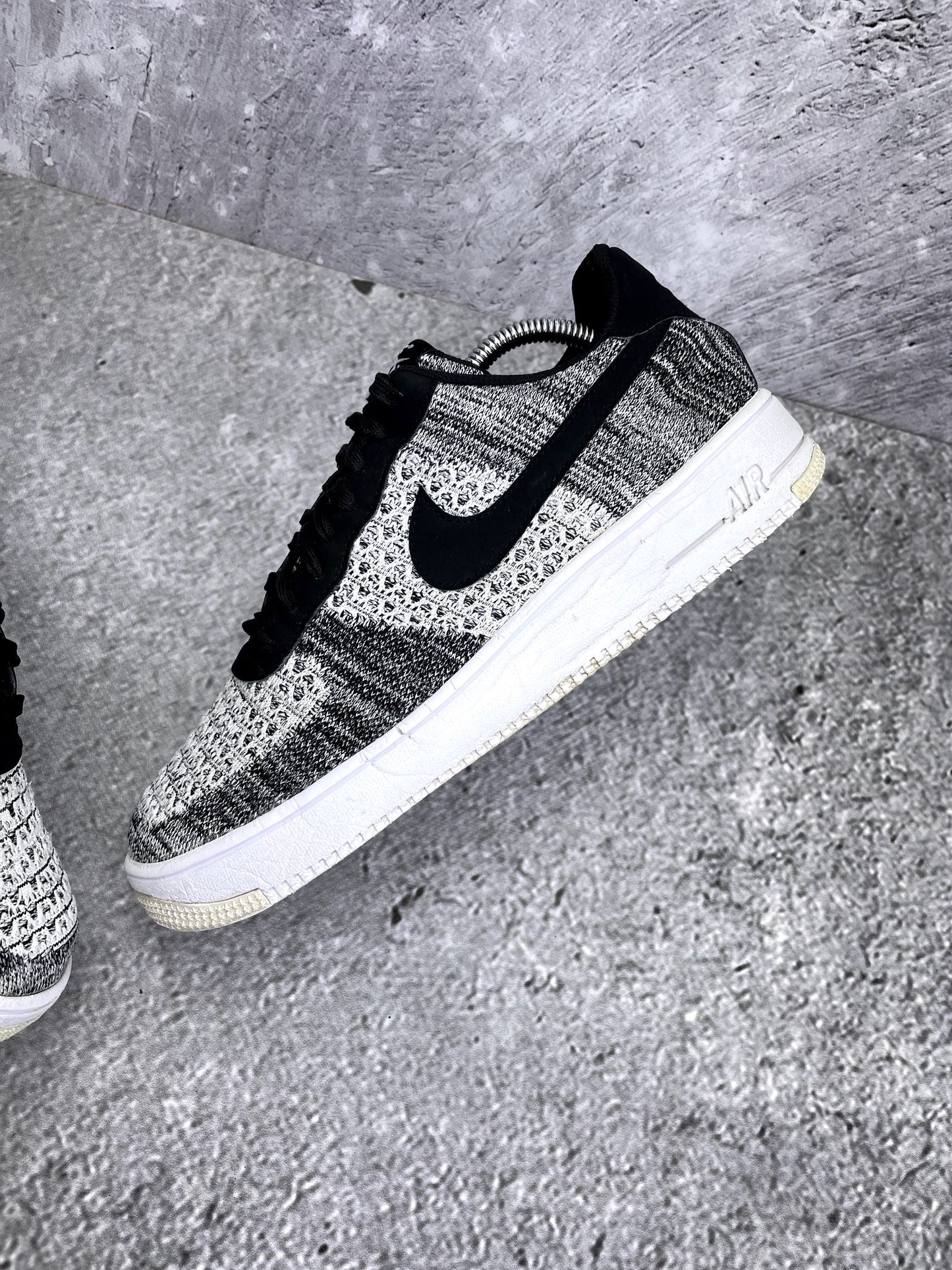 Nike Air Force 1 Flyknit 2.0 Oreo — buty sportowe męskie w bardzo dobrym stanie rozmiar 44, zewnętrzny panel prawego buta
