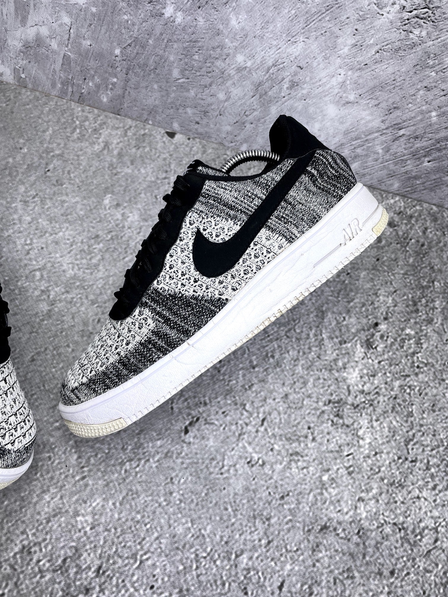 Nike Air Force 1 Flyknit 2.0 Oreo — buty sportowe męskie w bardzo dobrym stanie rozmiar 44, zewnętrzny panel prawego buta