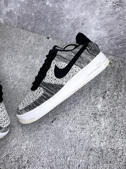 Nike Air Force 1 Flyknit 2.0 Oreo — buty sportowe męskie w bardzo dobrym stanie rozmiar 44, zewnętrzny panel prawego buta