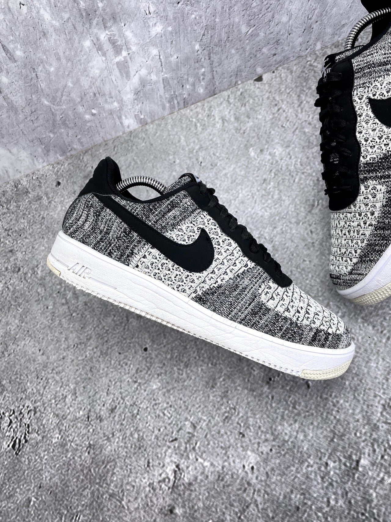 Nike Air Force 1 Flyknit 2.0 Oreo — buty sportowe męskie w bardzo dobrym stanie rozmiar 44, zewnętrzny panel lewego buta
