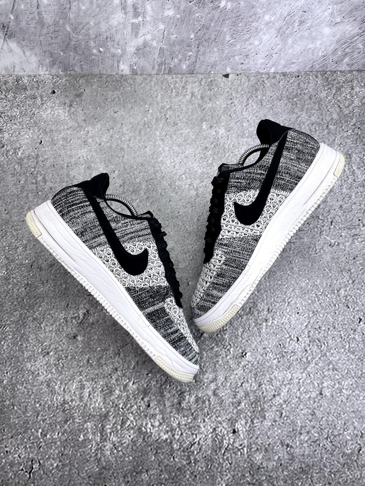 Nike Air Force 1 Flyknit 2.0 Oreo — buty sportowe męskie w bardzo dobrym stanie rozmiar 44, widok z góry na wewnętrzną stronę butów