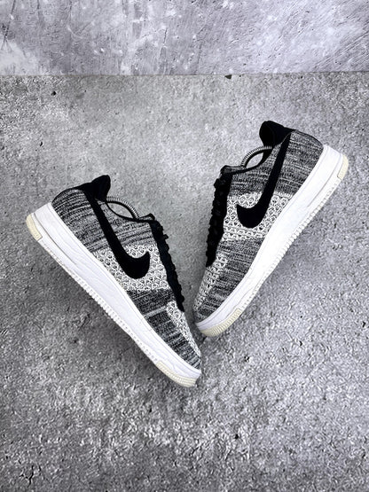 Nike Air Force 1 Flyknit 2.0 Oreo — buty sportowe męskie w bardzo dobrym stanie rozmiar 44, widok z góry na wewnętrzną stronę butów