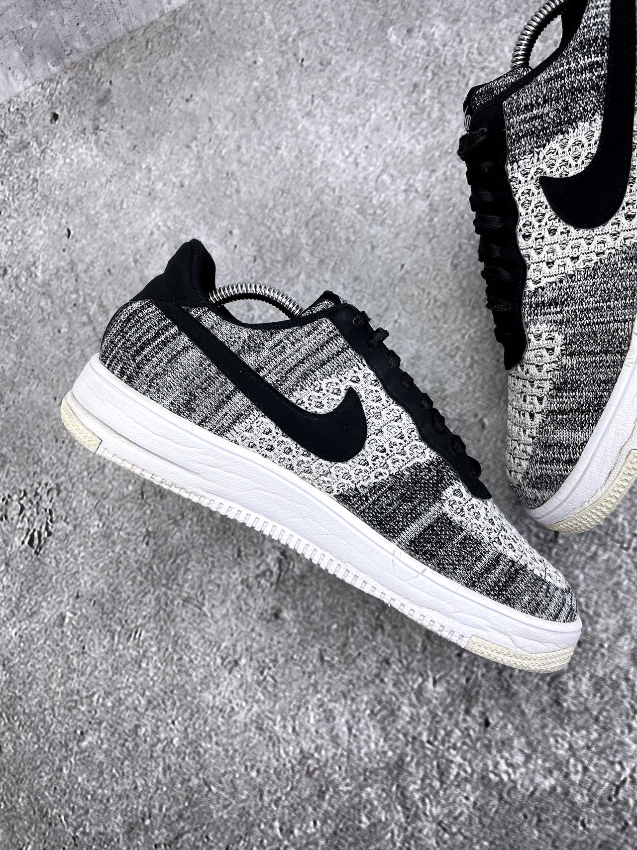 Nike Air Force 1 Flyknit 2.0 Oreo — buty sportowe męskie w bardzo dobrym stanie rozmiar 44, wewnętrzny panel lewego buta