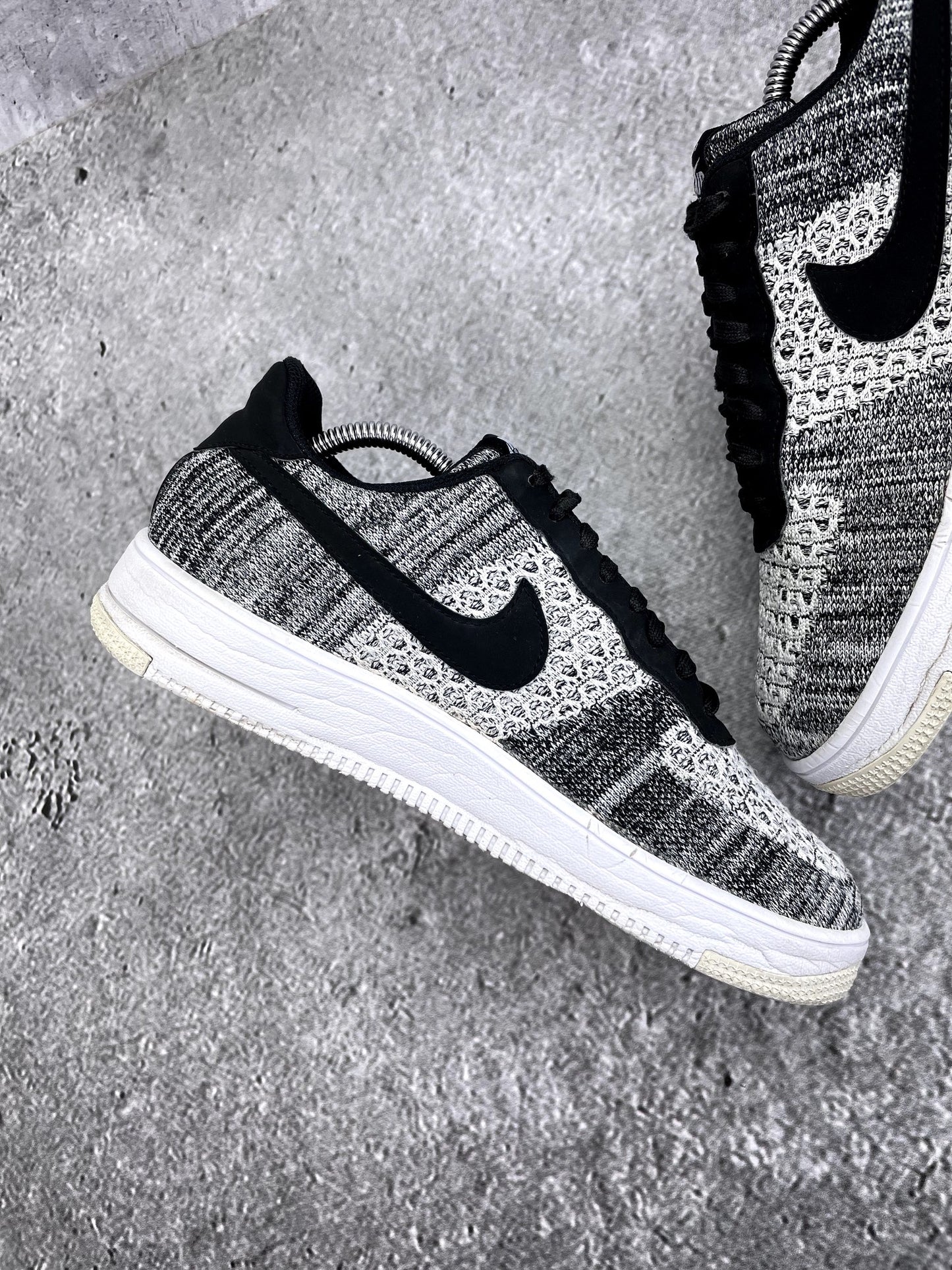 Nike Air Force 1 Flyknit 2.0 Oreo — buty sportowe męskie w bardzo dobrym stanie rozmiar 44, wewnętrzny panel lewego buta