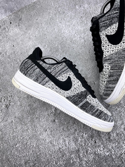 Nike Air Force 1 Flyknit 2.0 Oreo — buty sportowe męskie w bardzo dobrym stanie rozmiar 44, wewnętrzny panel lewego buta