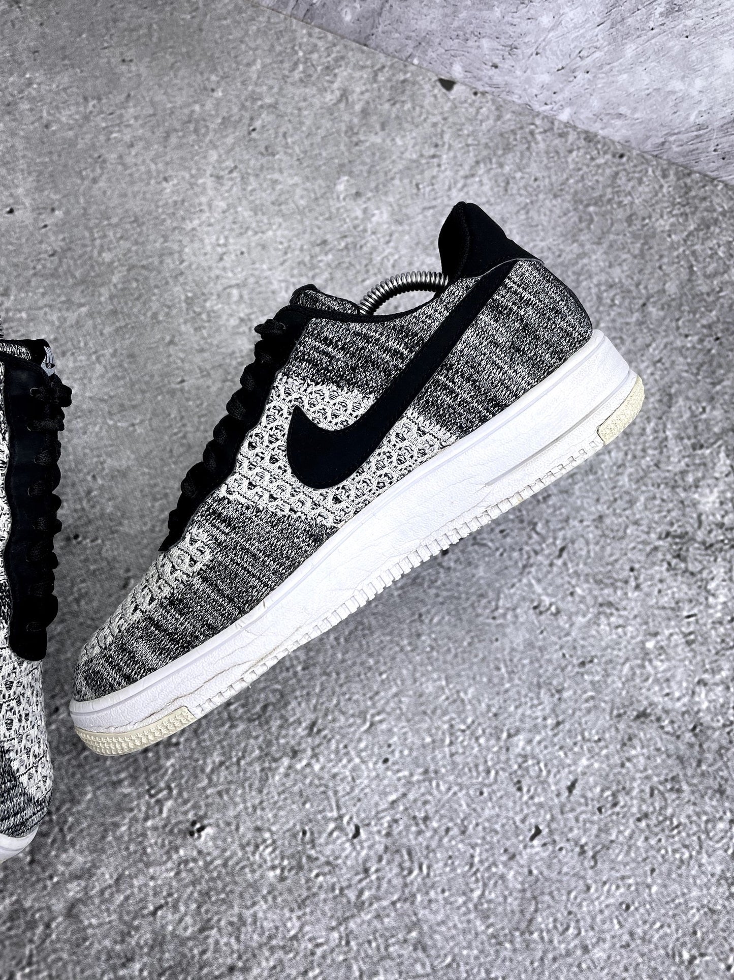 Nike Air Force 1 Flyknit 2.0 Oreo — buty sportowe męskie w bardzo dobrym stanie rozmiar 44, wewnętrzny panel prawego buta