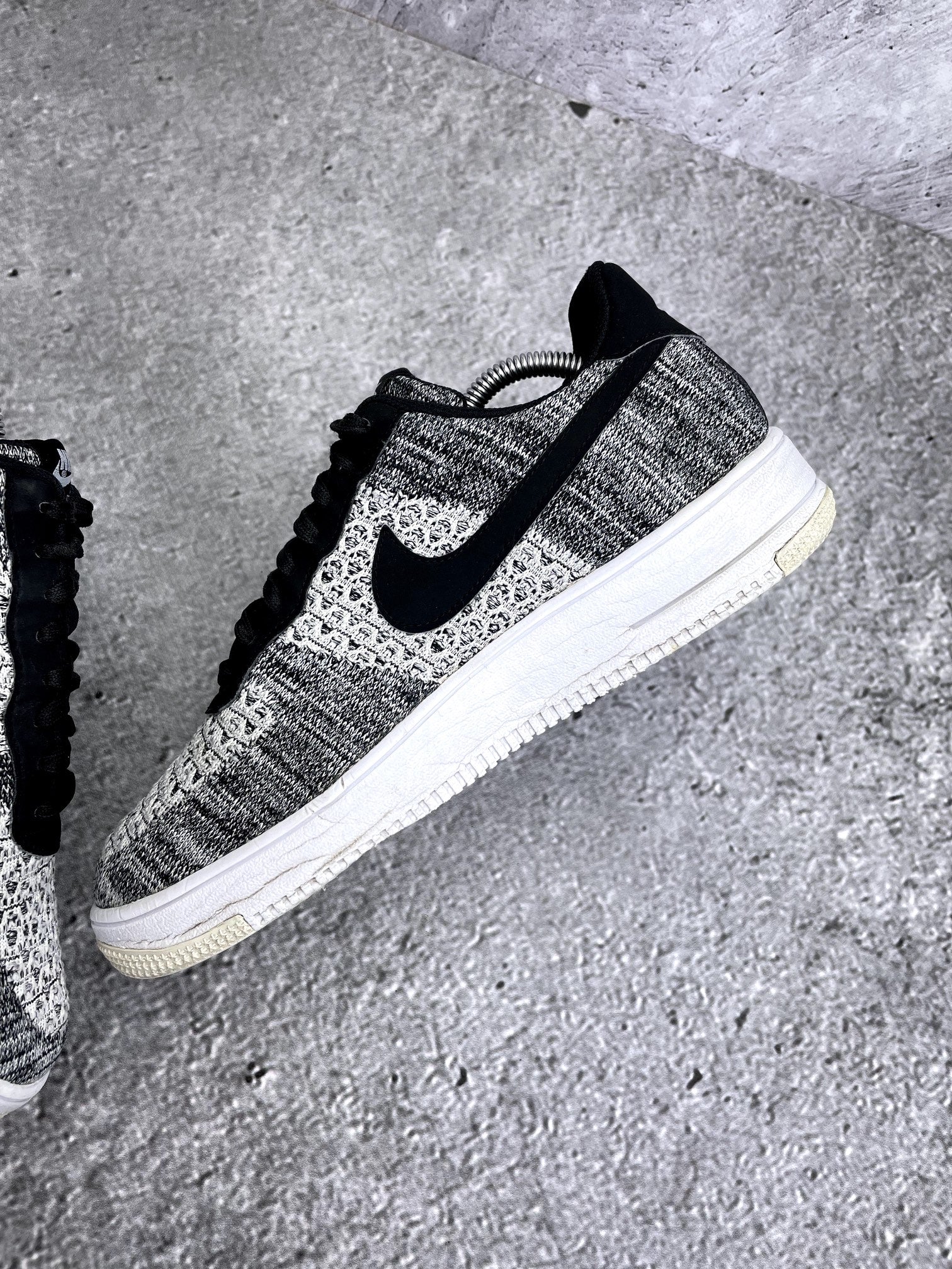 Nike Air Force 1 Flyknit 2.0 Oreo — buty sportowe męskie w bardzo dobrym stanie rozmiar 44, wewnętrzny panel prawego buta