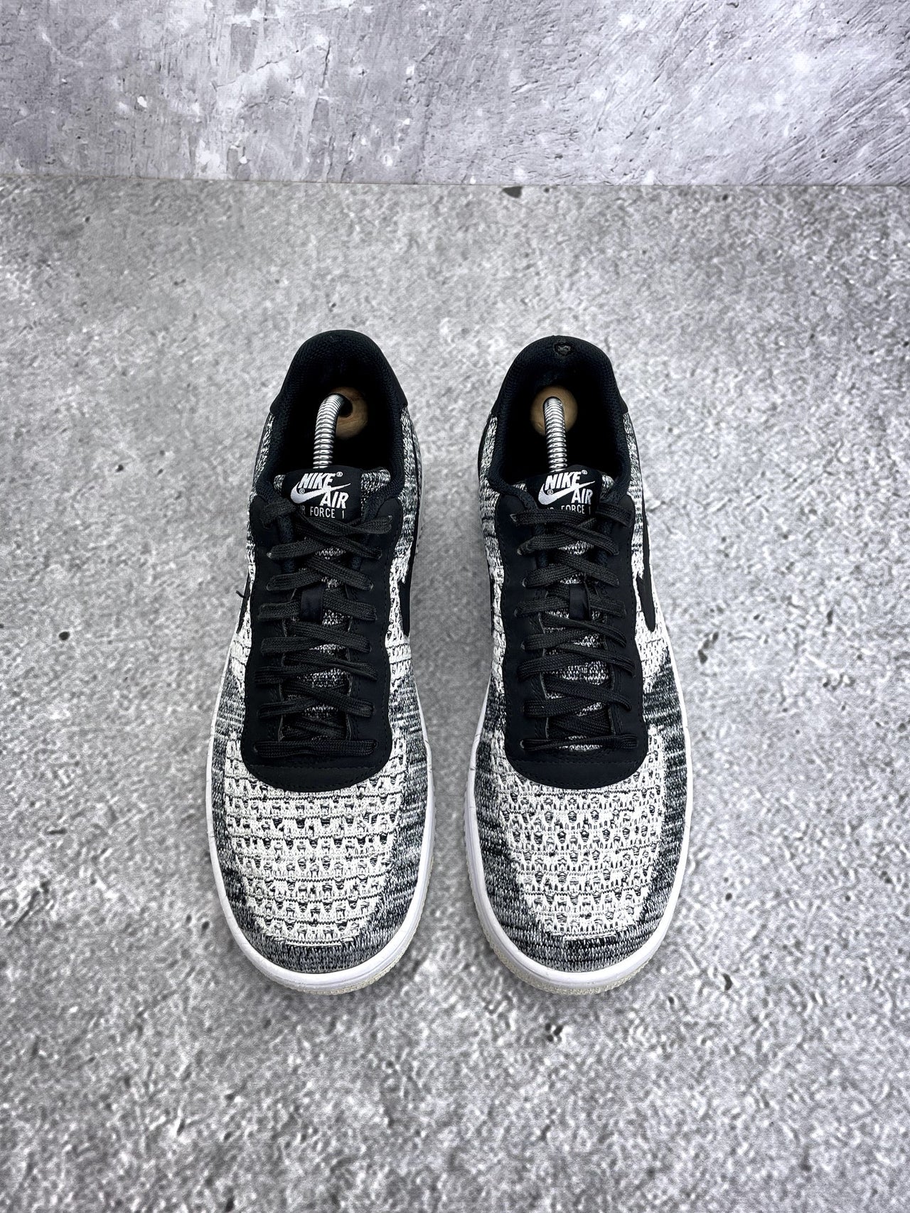 Nike Air Force 1 Flyknit 2.0 Oreo — buty sportowe męskie w bardzo dobrym stanie rozmiar 44, widok z góry