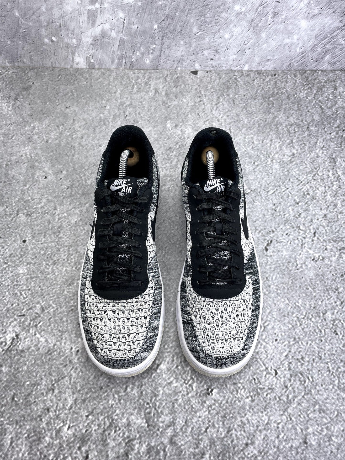Nike Air Force 1 Flyknit 2.0 Oreo — buty sportowe męskie w bardzo dobrym stanie rozmiar 44, widok z góry