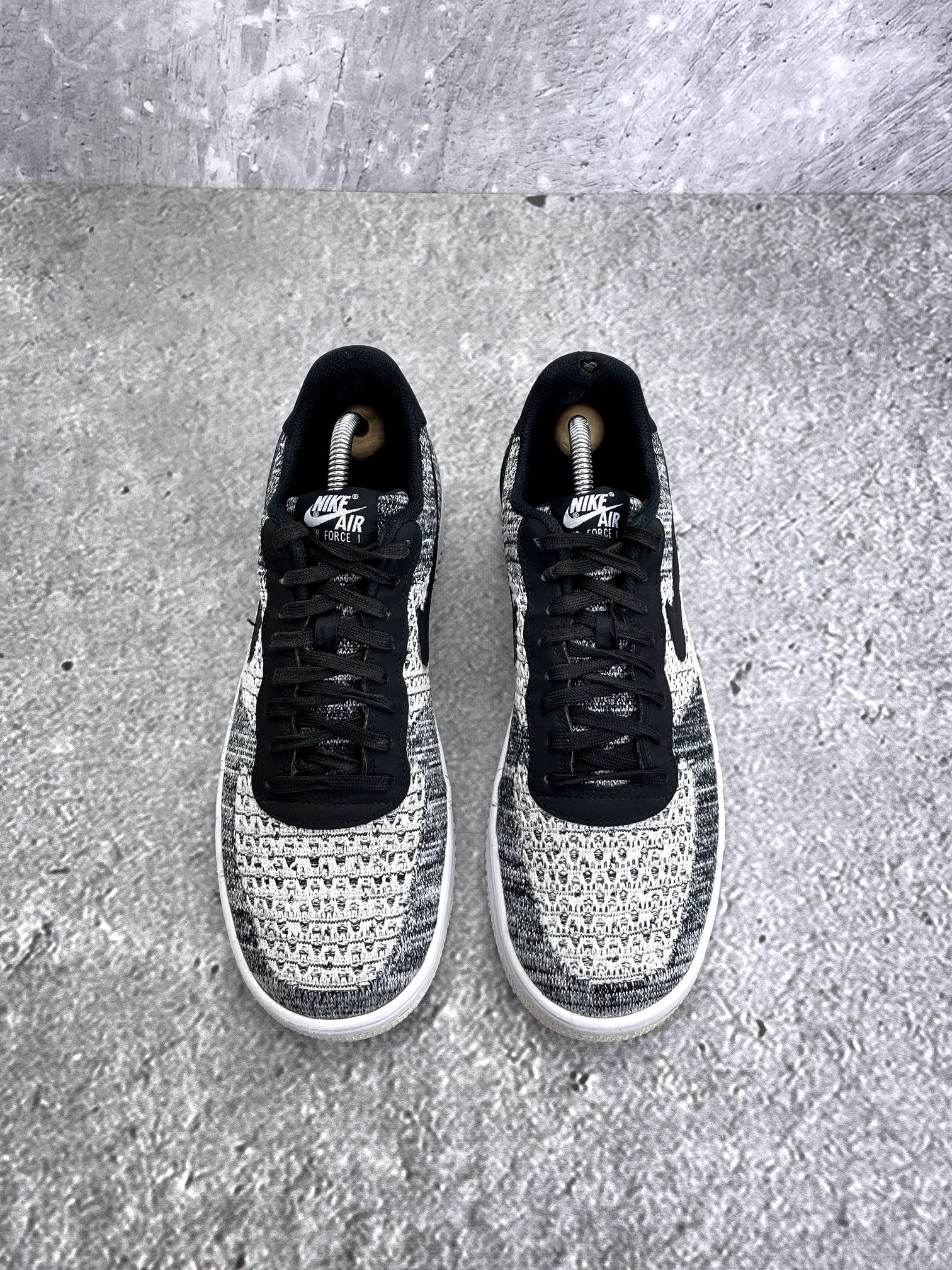 Nike Air Force 1 Flyknit 2.0 Oreo — buty sportowe męskie w bardzo dobrym stanie rozmiar 44, widok z góry