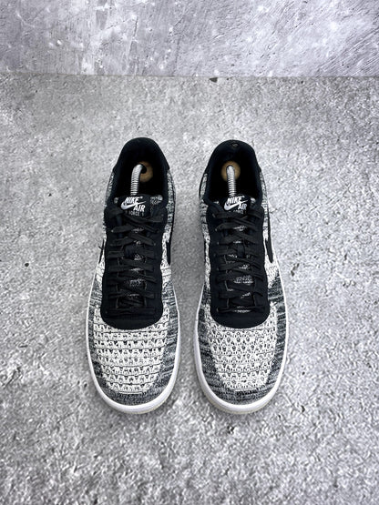 Nike Air Force 1 Flyknit 2.0 Oreo — buty sportowe męskie w bardzo dobrym stanie rozmiar 44, widok z góry