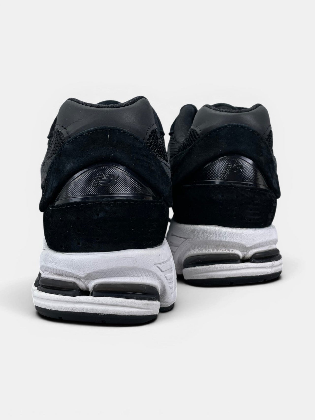 New Balance 2002R — buty sportowe męskie w bardzo dobrym stanie rozmiar 45, widok z tyłu