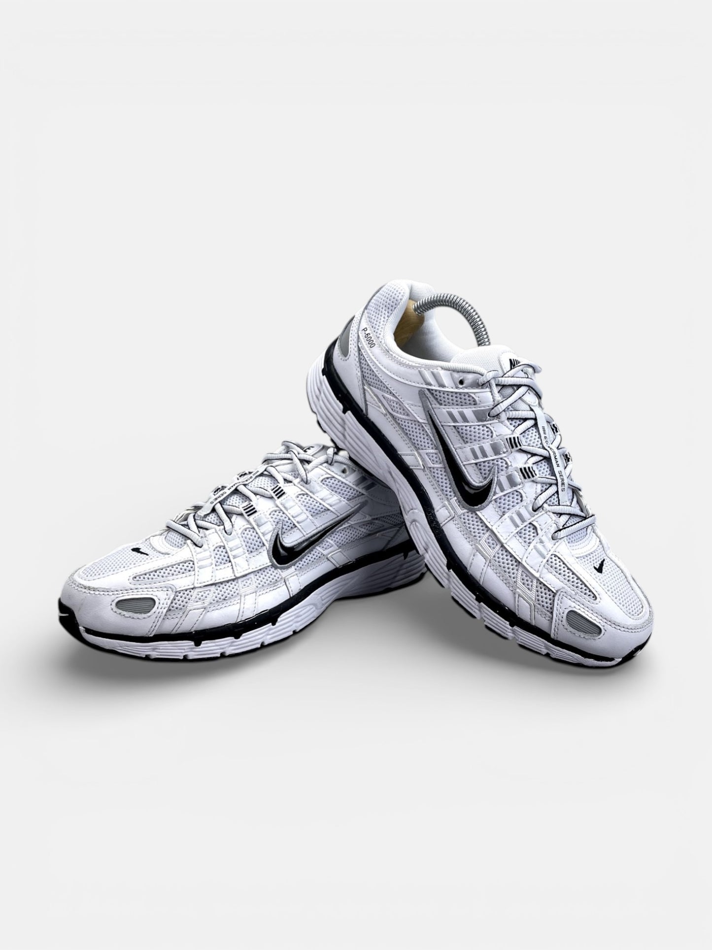 Nike P-6000 P-6000 Metallic Silver — buty sportowe męskie w bardzo dobrym stanie rozmiar 42.5, boczny profil