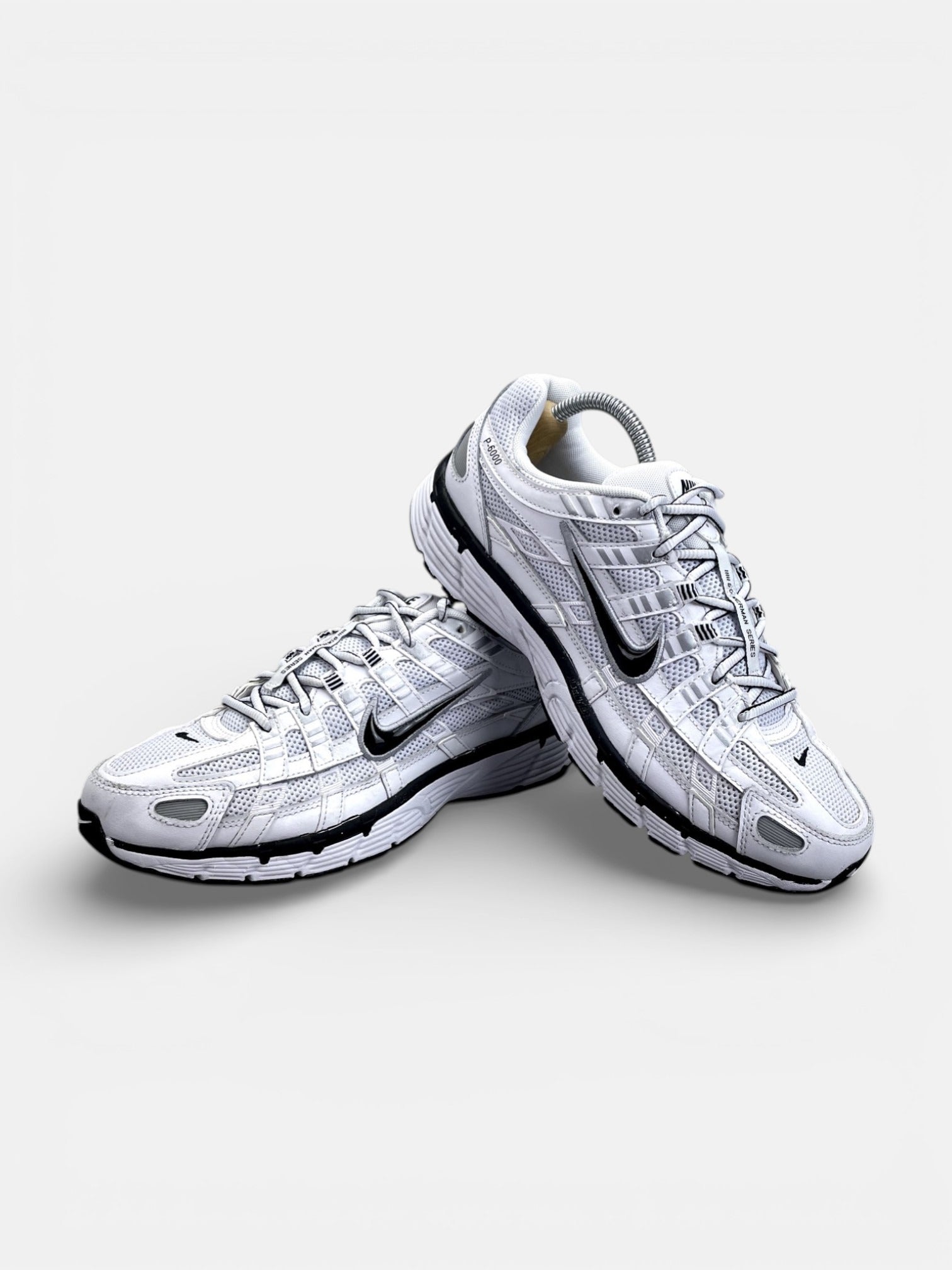 Nike P-6000 P-6000 Metallic Silver — buty sportowe męskie w bardzo dobrym stanie rozmiar 42.5, boczny profil