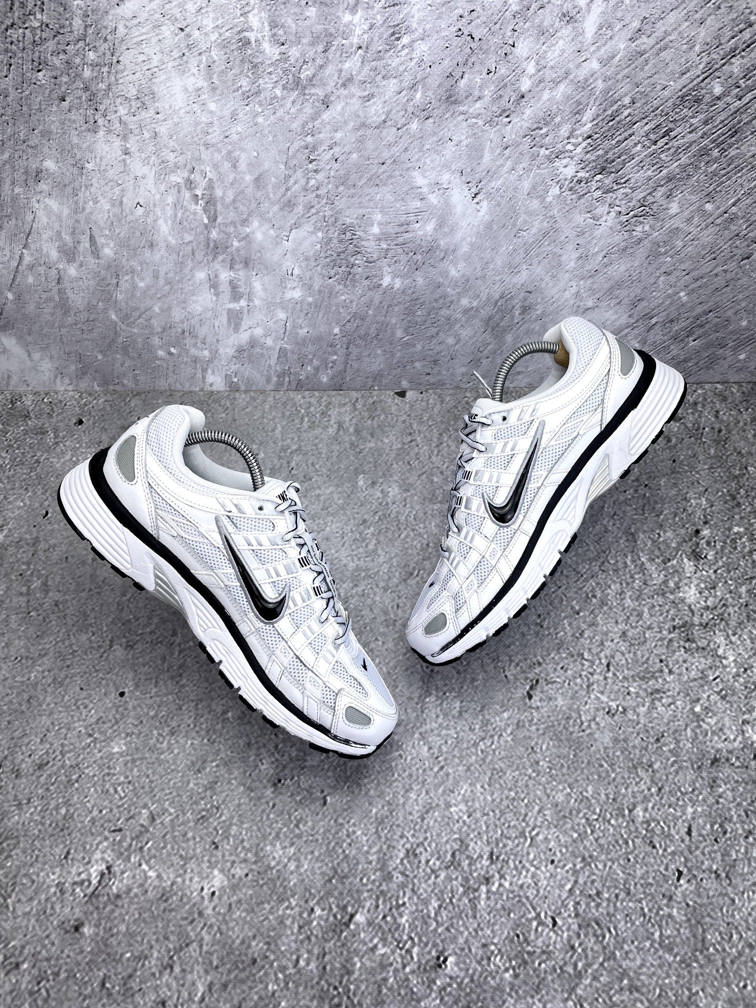 Nike P-6000 P-6000 Metallic Silver — buty sportowe męskie w bardzo dobrym stanie rozmiar 42.5, widok z góry na zewnętrzną stronę butów