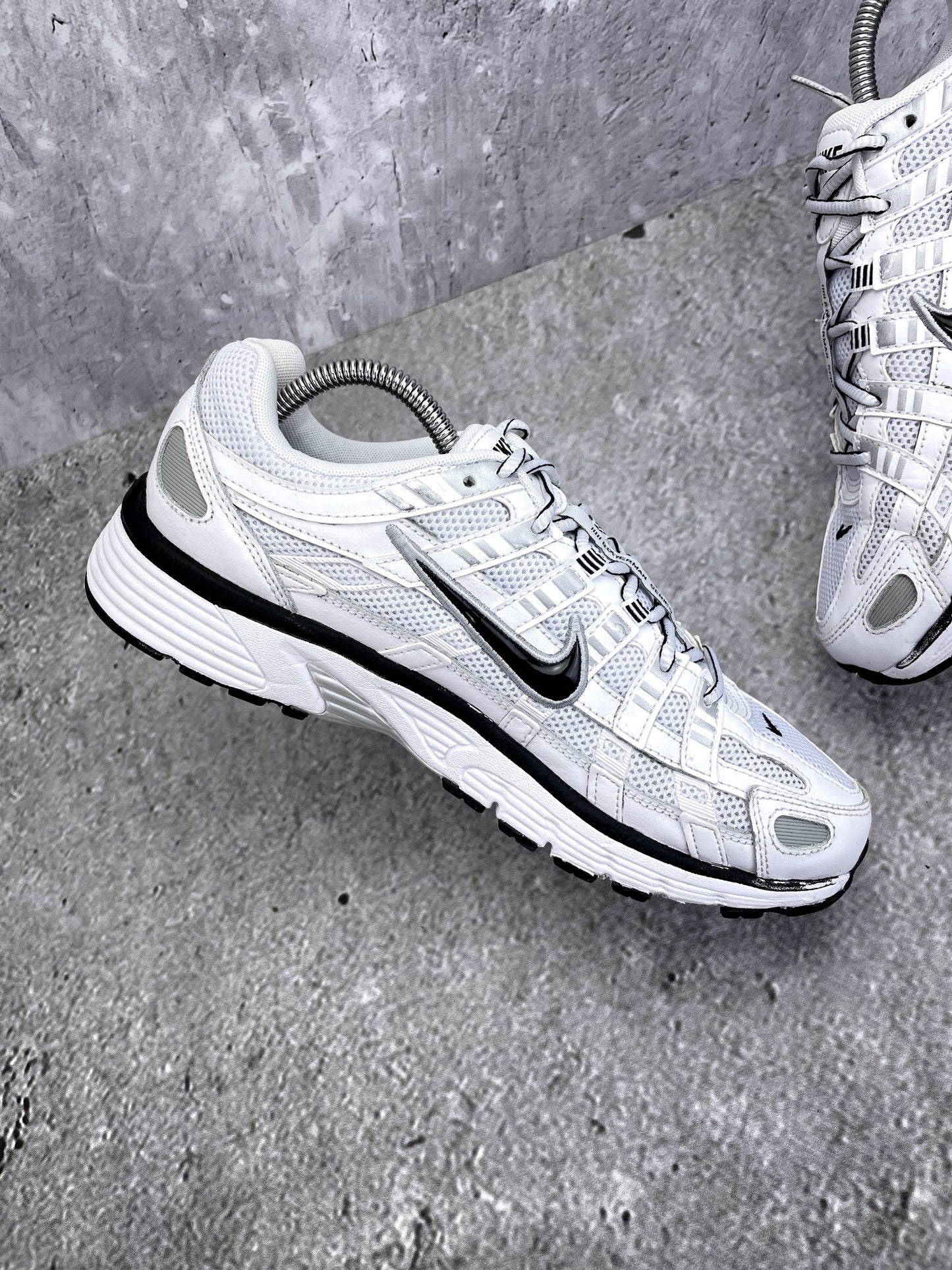 Nike P-6000 P-6000 Metallic Silver — buty sportowe męskie w bardzo dobrym stanie rozmiar 42.5, zewnętrzny panel prawego buta