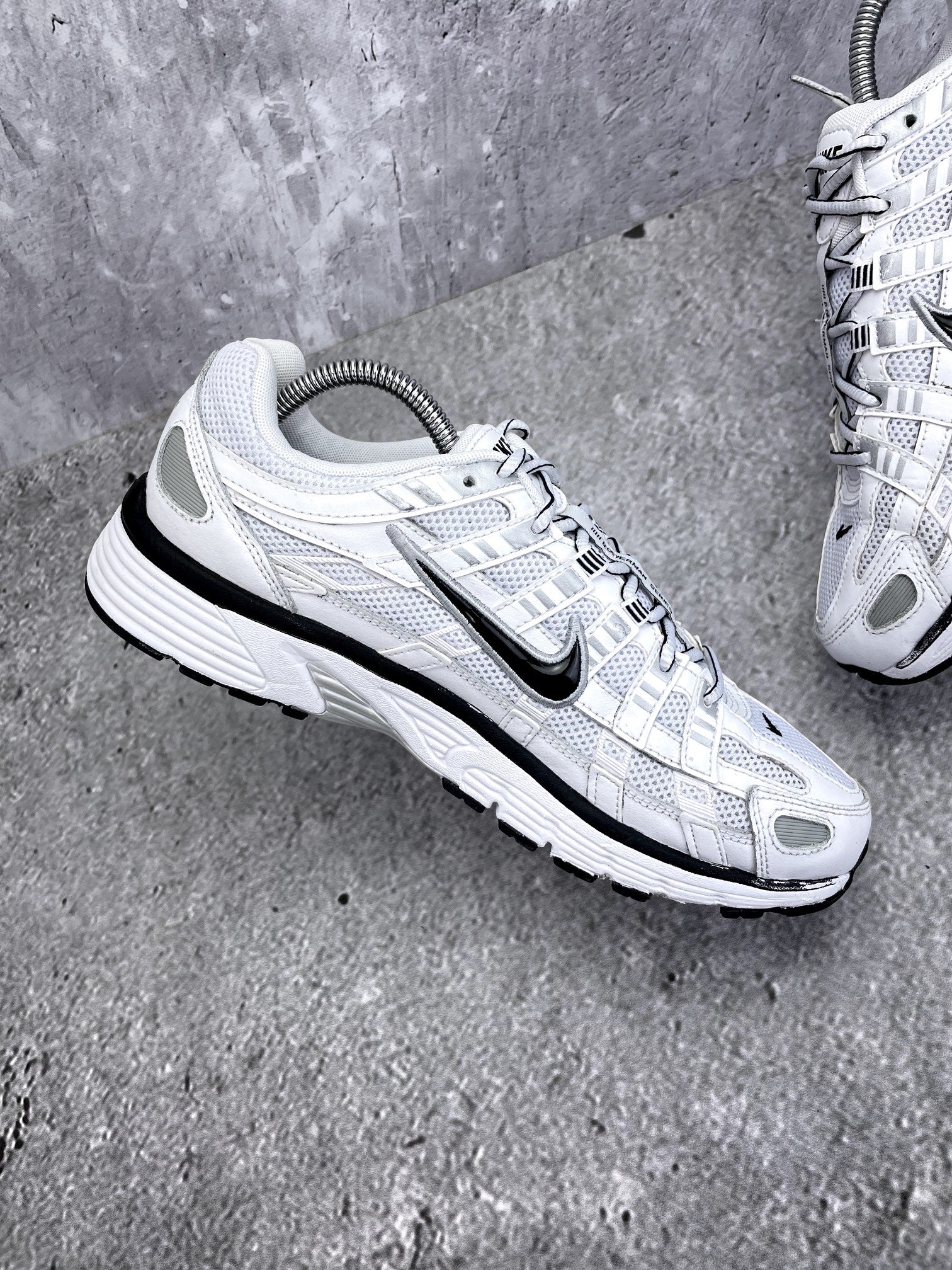 Nike P-6000 P-6000 Metallic Silver — buty sportowe męskie w bardzo dobrym stanie rozmiar 42.5, zewnętrzny panel prawego buta