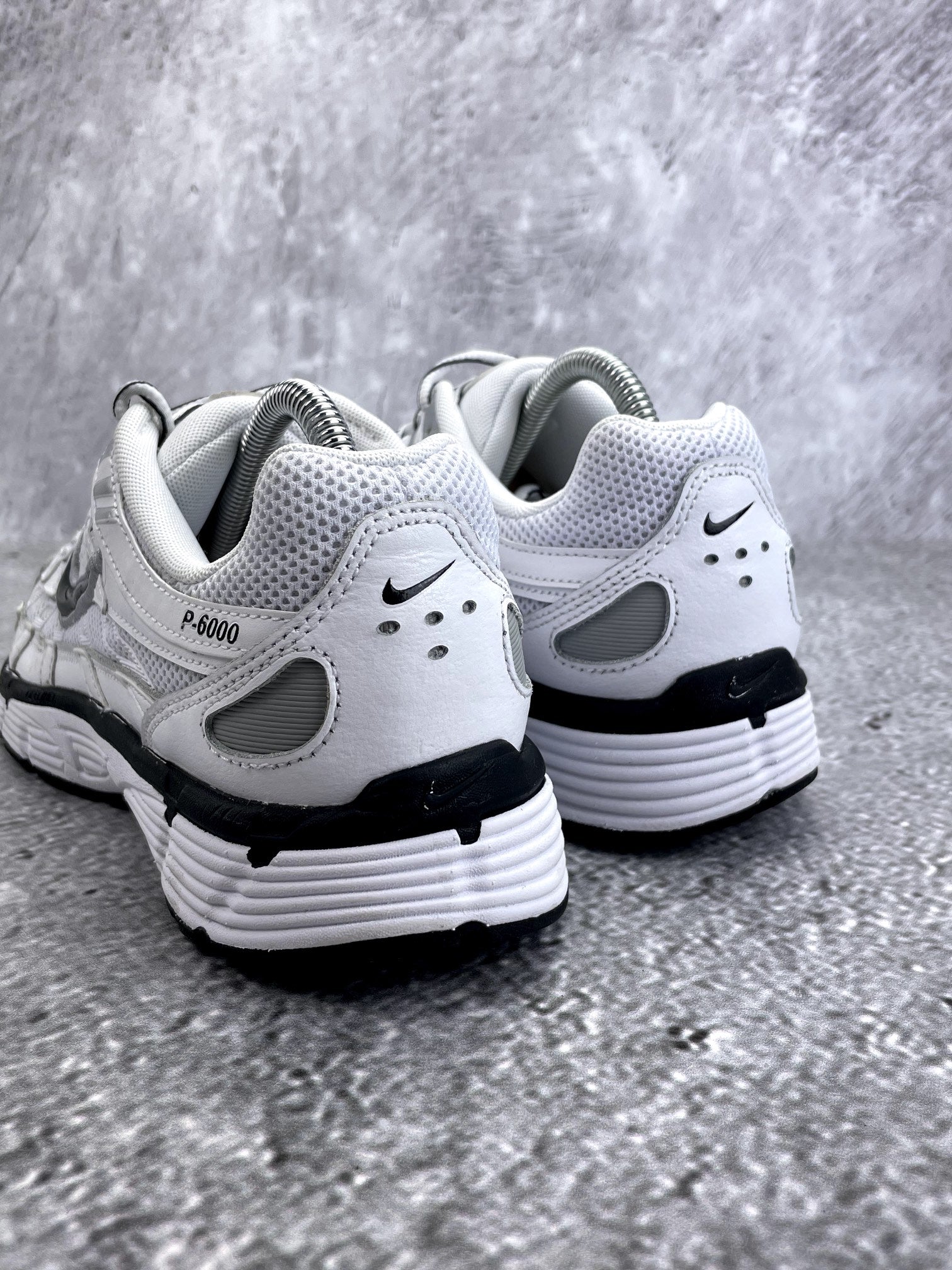 Nike P-6000 P-6000 Metallic Silver — buty sportowe męskie w bardzo dobrym stanie rozmiar 42.5, widok z tyłu