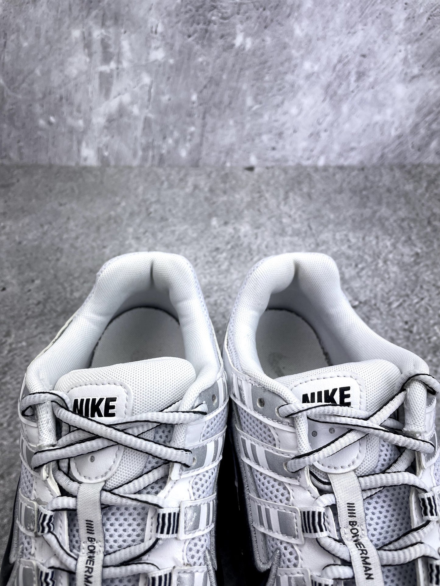 Nike P-6000 P-6000 Metallic Silver — buty sportowe męskie w bardzo dobrym stanie rozmiar 42.5, zapiętki butów