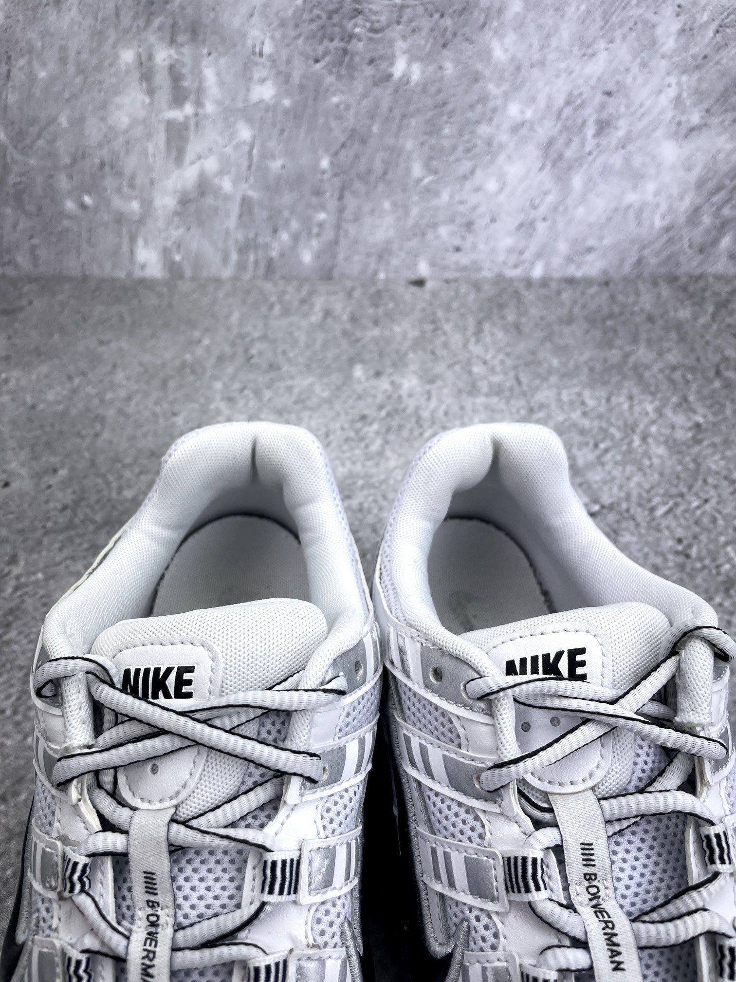 Nike P-6000 P-6000 Metallic Silver — buty sportowe męskie w bardzo dobrym stanie rozmiar 42.5, zapiętki butów