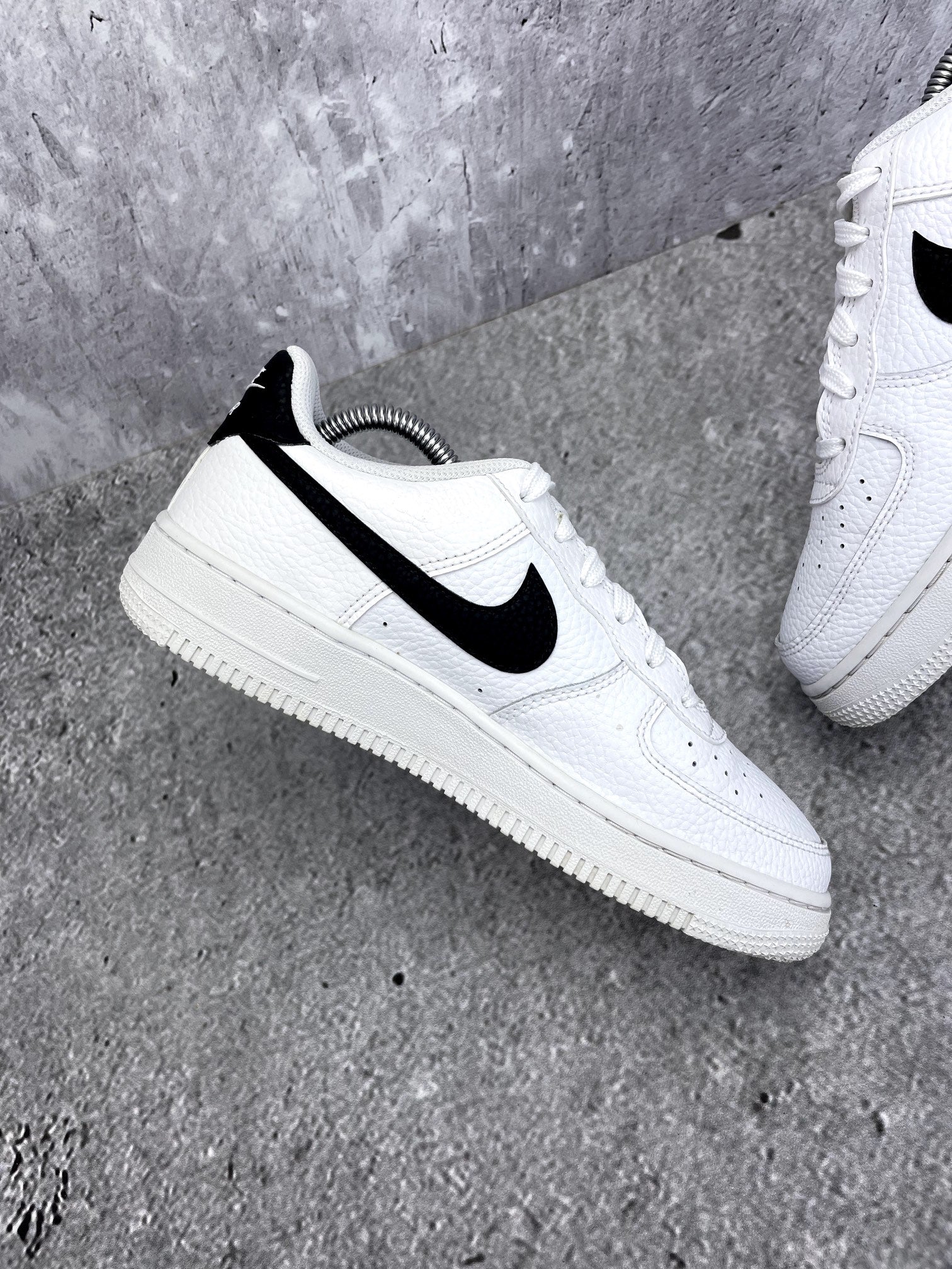 Nike Air Force 1 Low '07 White Black — buty sportowe damskie w bardzo dobrym stanie rozmiar 38, wewnętrzny panel lewego buta