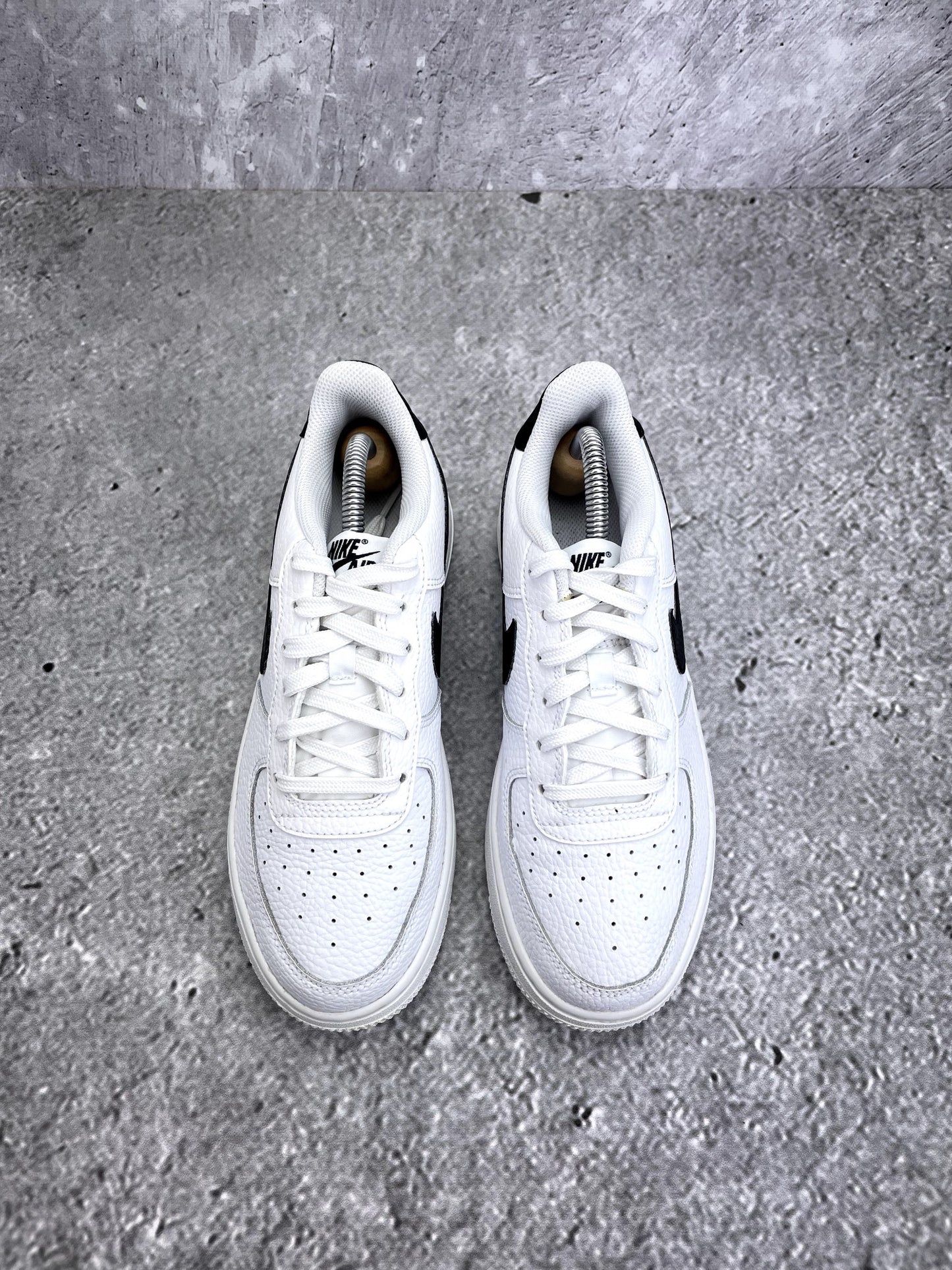 Nike Air Force 1 Low '07 White Black — buty sportowe damskie w bardzo dobrym stanie rozmiar 38, widok z góry