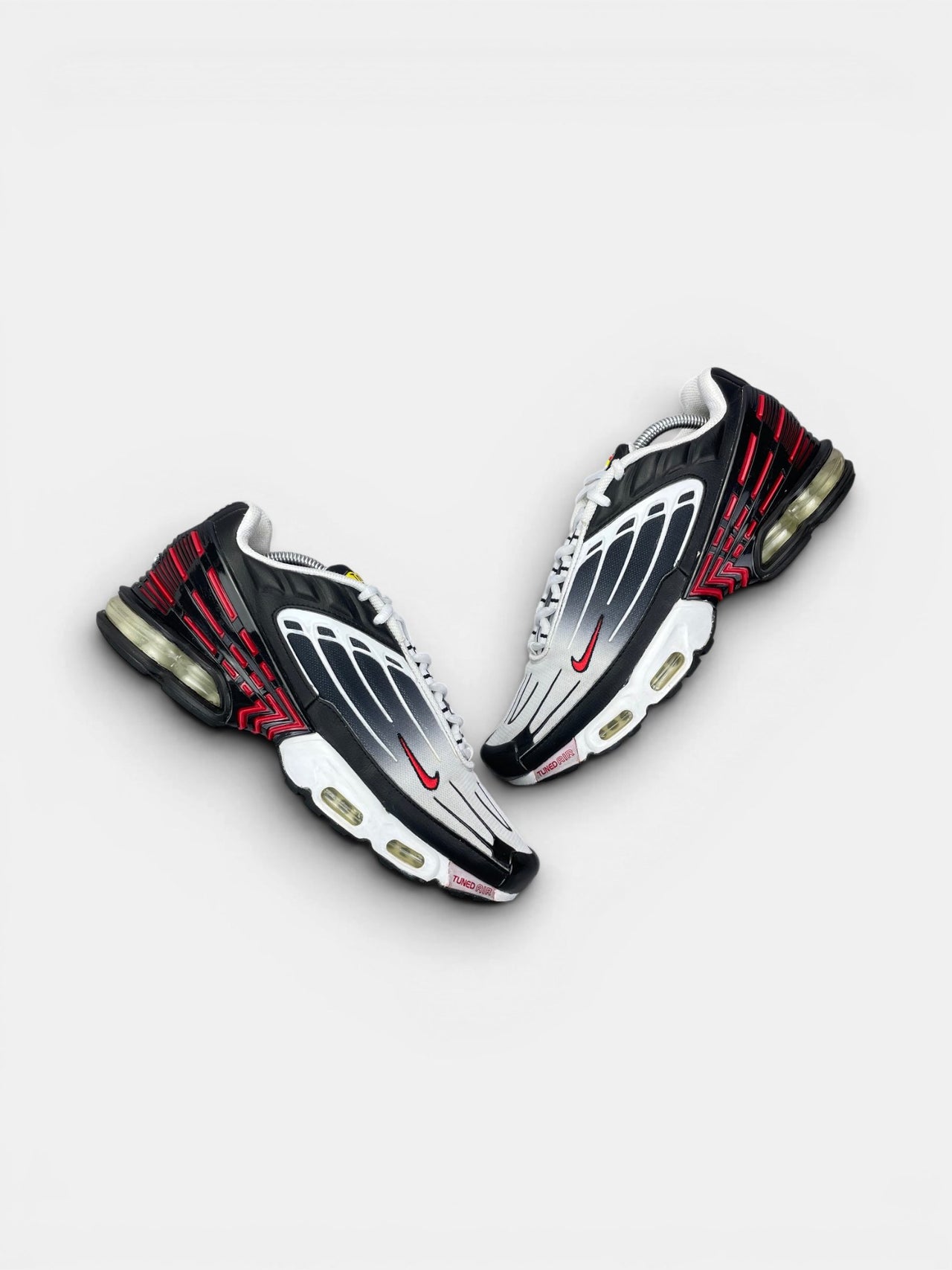 Nike Air Max Plus 3 Black Red — buty sportowe męskie w bardzo dobrym stanie rozmiar 44, widok z góry na zewnętrzną stronę butów