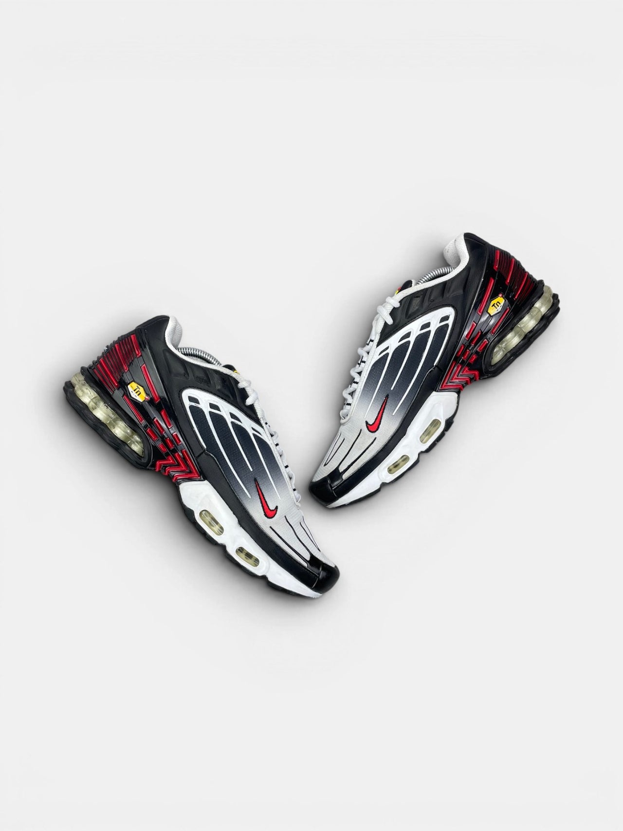 Nike Air Max Plus 3 Black Red — buty sportowe męskie w bardzo dobrym stanie rozmiar 44, zewnętrzny panel prawego buta