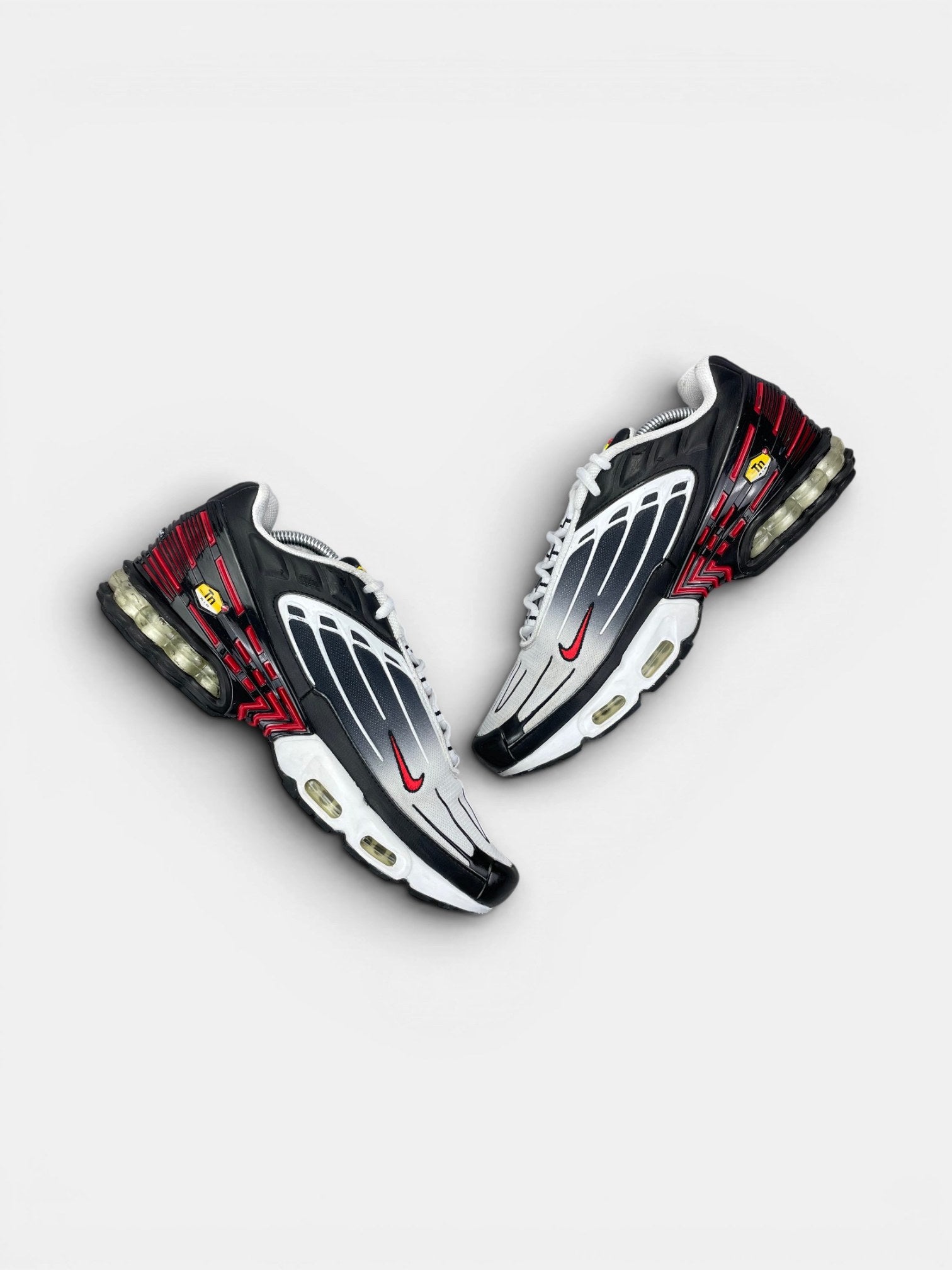 Nike Air Max Plus 3 Black Red — buty sportowe męskie w bardzo dobrym stanie rozmiar 44, zewnętrzny panel prawego buta