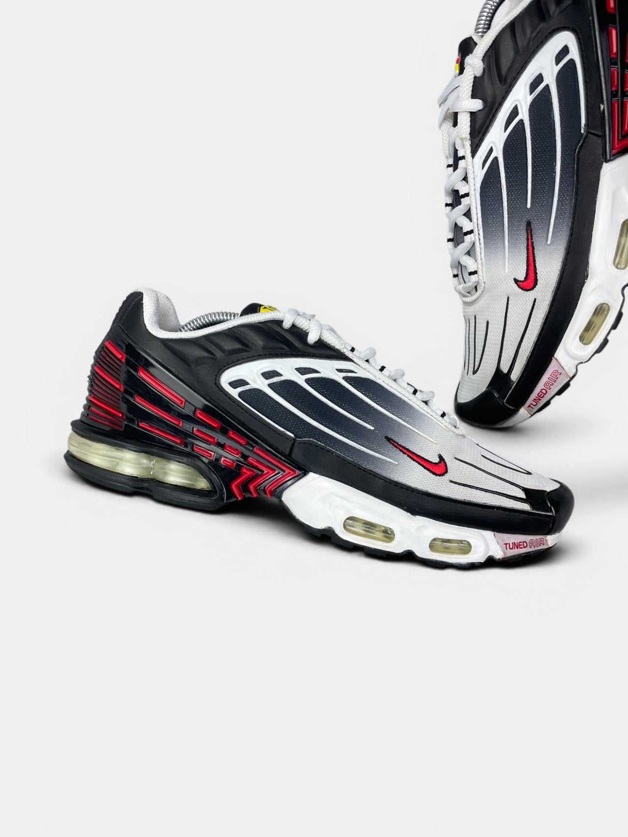 Nike Air Max Plus 3 Black Red — buty sportowe męskie w bardzo dobrym stanie rozmiar 44, zewnętrzny panel lewego buta