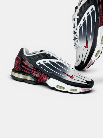 Nike Air Max Plus 3 Black Red — buty sportowe męskie w bardzo dobrym stanie rozmiar 44, zewnętrzny panel lewego buta