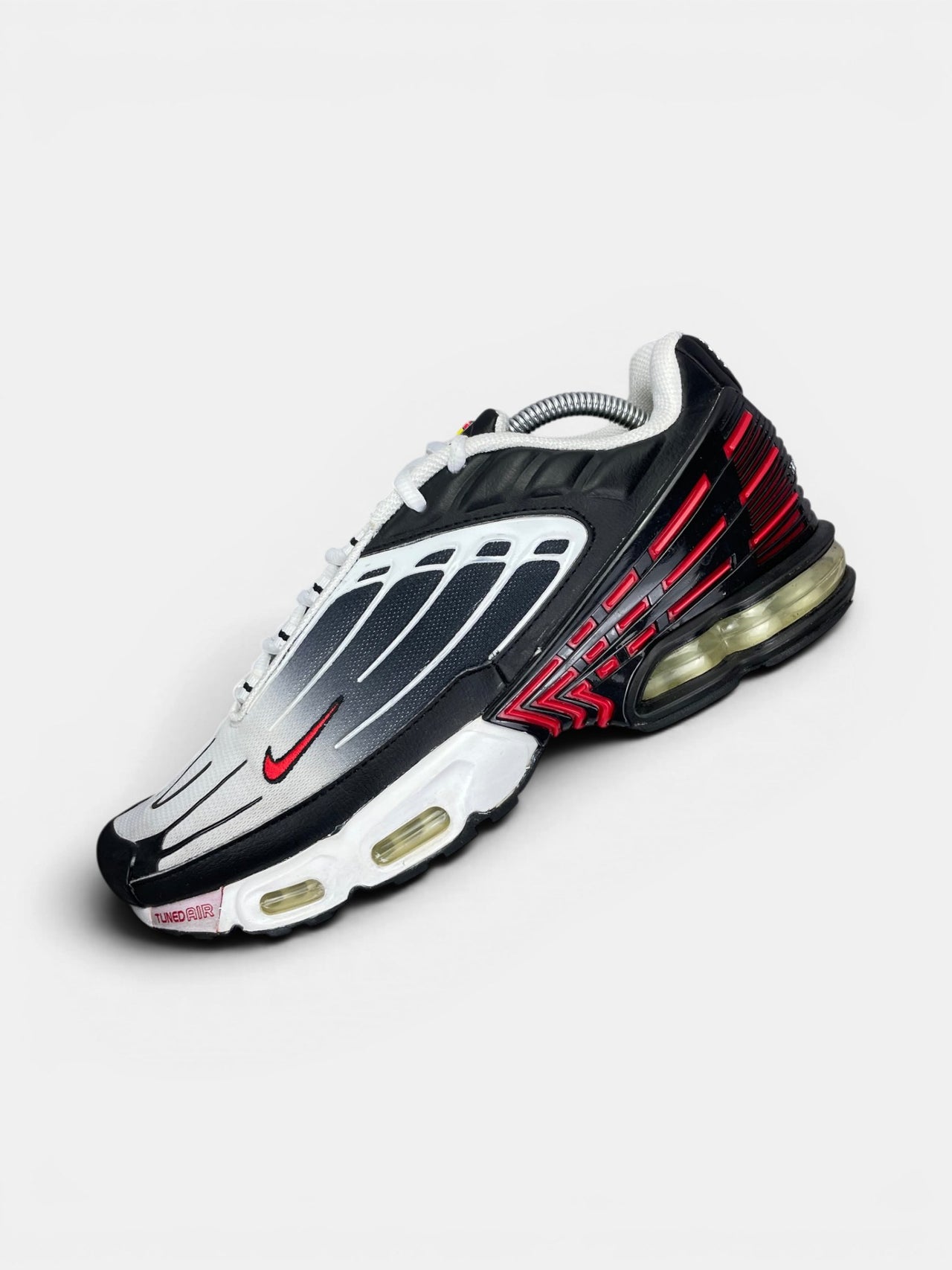 Nike Air Max Plus 3 Black Red — buty sportowe męskie w bardzo dobrym stanie rozmiar 44, widok z góry na wewnętrzną stronę butów