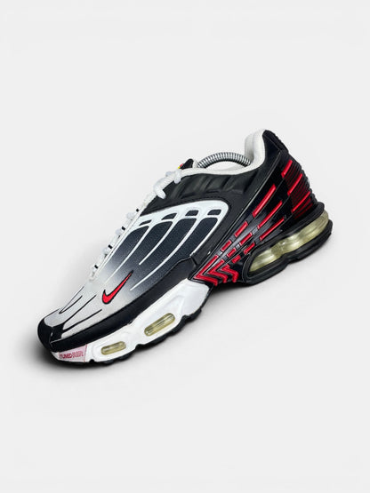 Nike Air Max Plus 3 Black Red — buty sportowe męskie w bardzo dobrym stanie rozmiar 44, widok z góry na wewnętrzną stronę butów