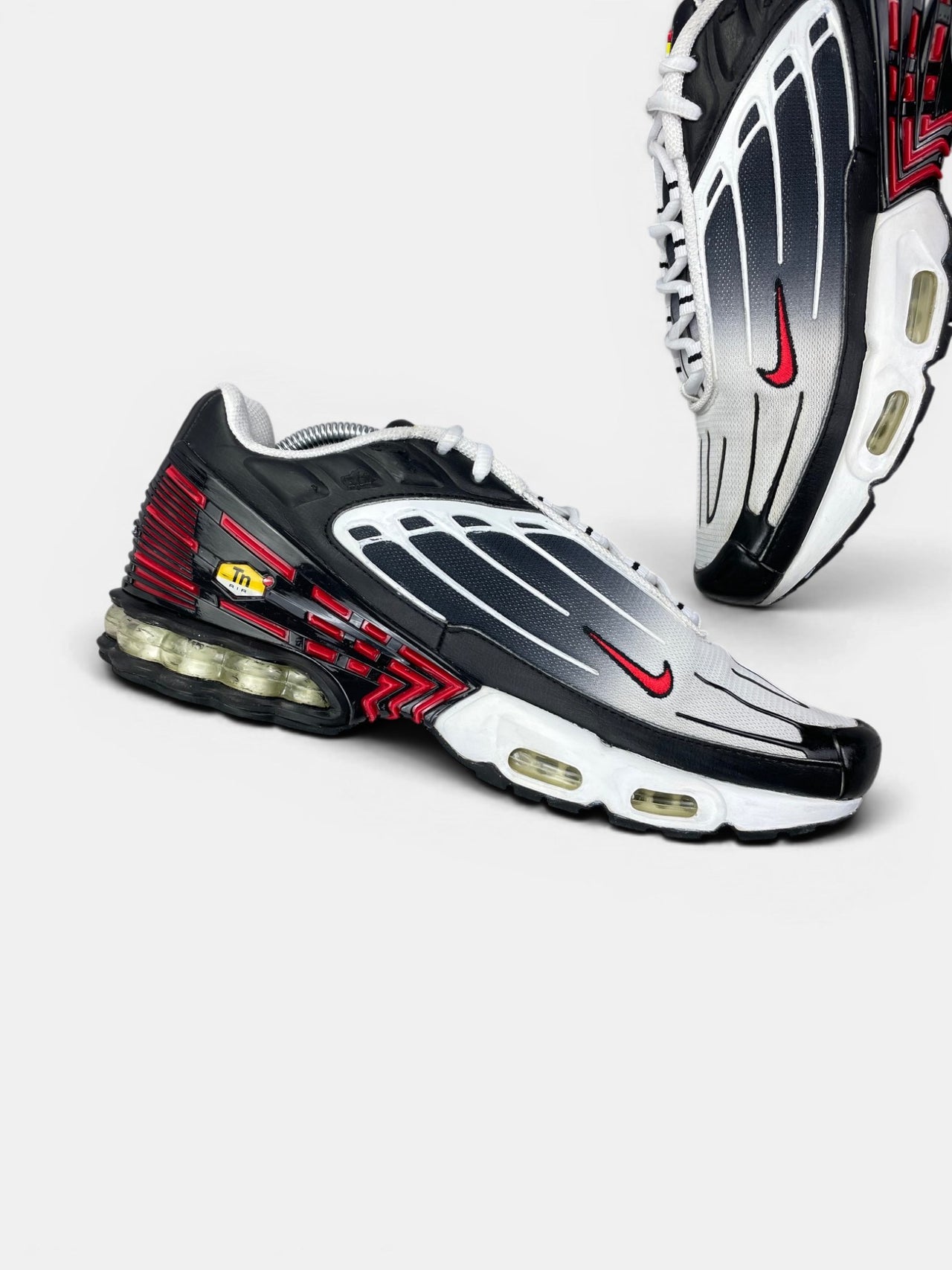 Nike Air Max Plus 3 Black Red — buty sportowe męskie w bardzo dobrym stanie rozmiar 44, wewnętrzny panel lewego buta
