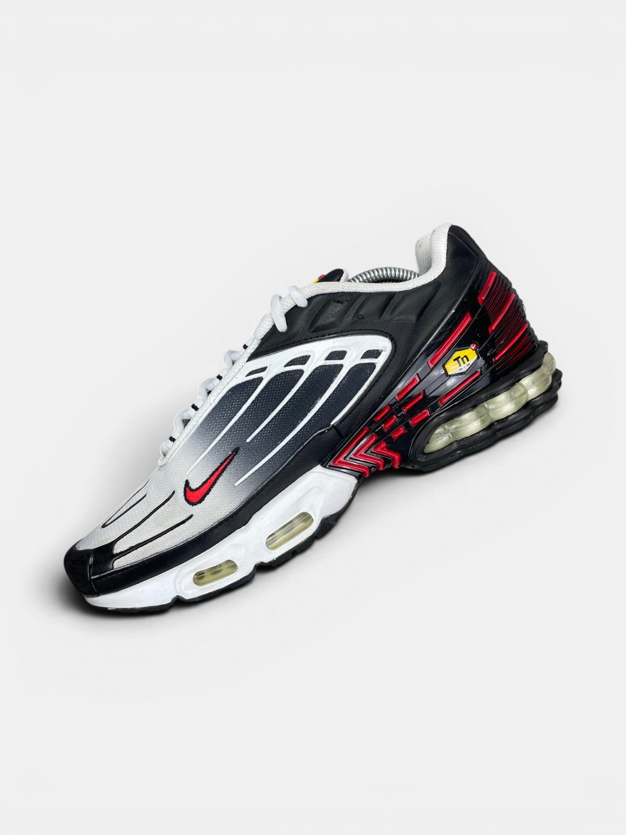 Nike Air Max Plus 3 Black Red — buty sportowe męskie w bardzo dobrym stanie rozmiar 44, wewnętrzny panel prawego buta