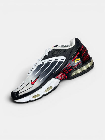 Nike Air Max Plus 3 Black Red — buty sportowe męskie w bardzo dobrym stanie rozmiar 44, wewnętrzny panel prawego buta