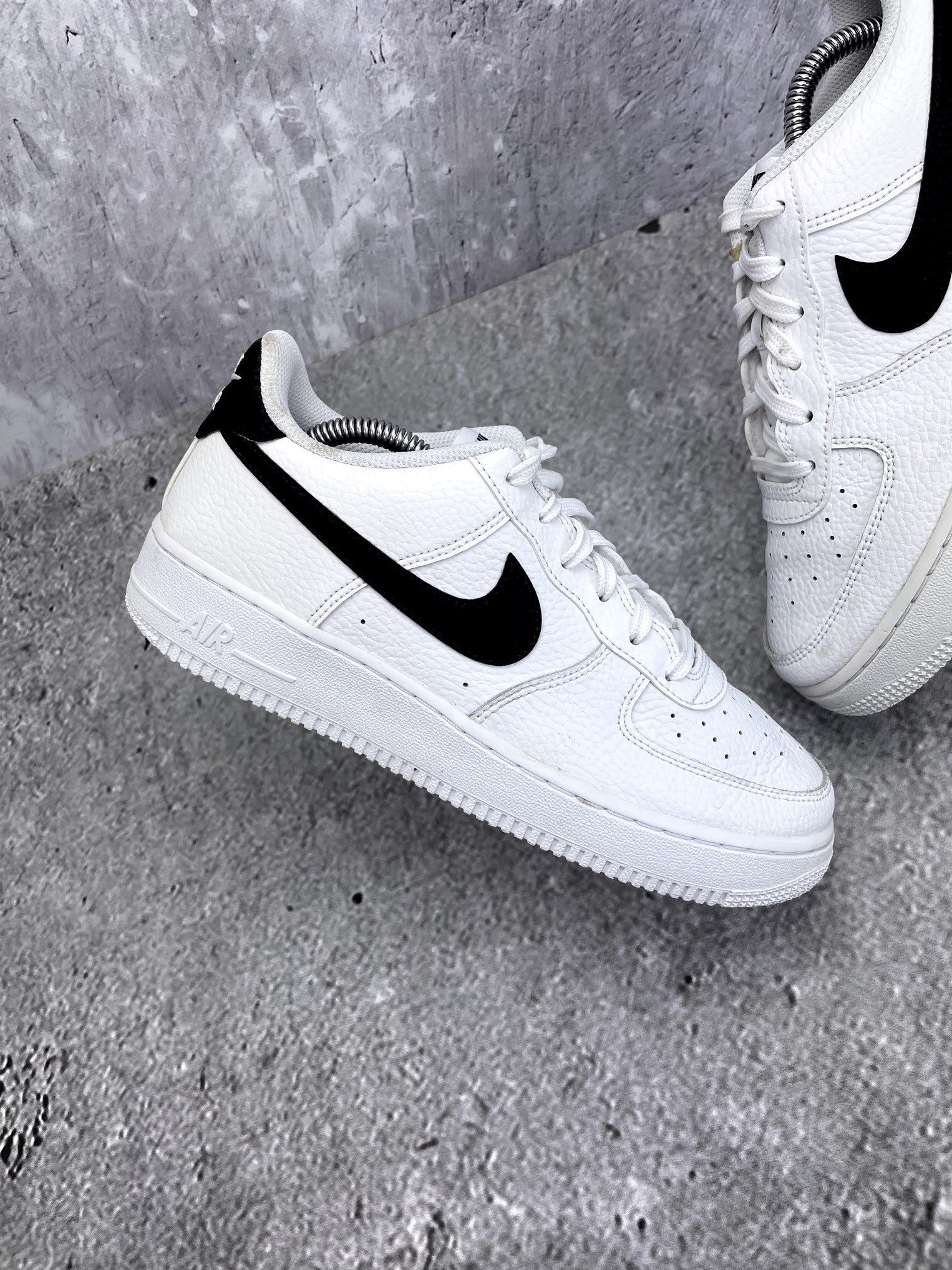 Nike Air Force 1 Low '07 White Black — buty sportowe damskie w bardzo dobrym stanie rozmiar 39, zewnętrzny panel prawego buta