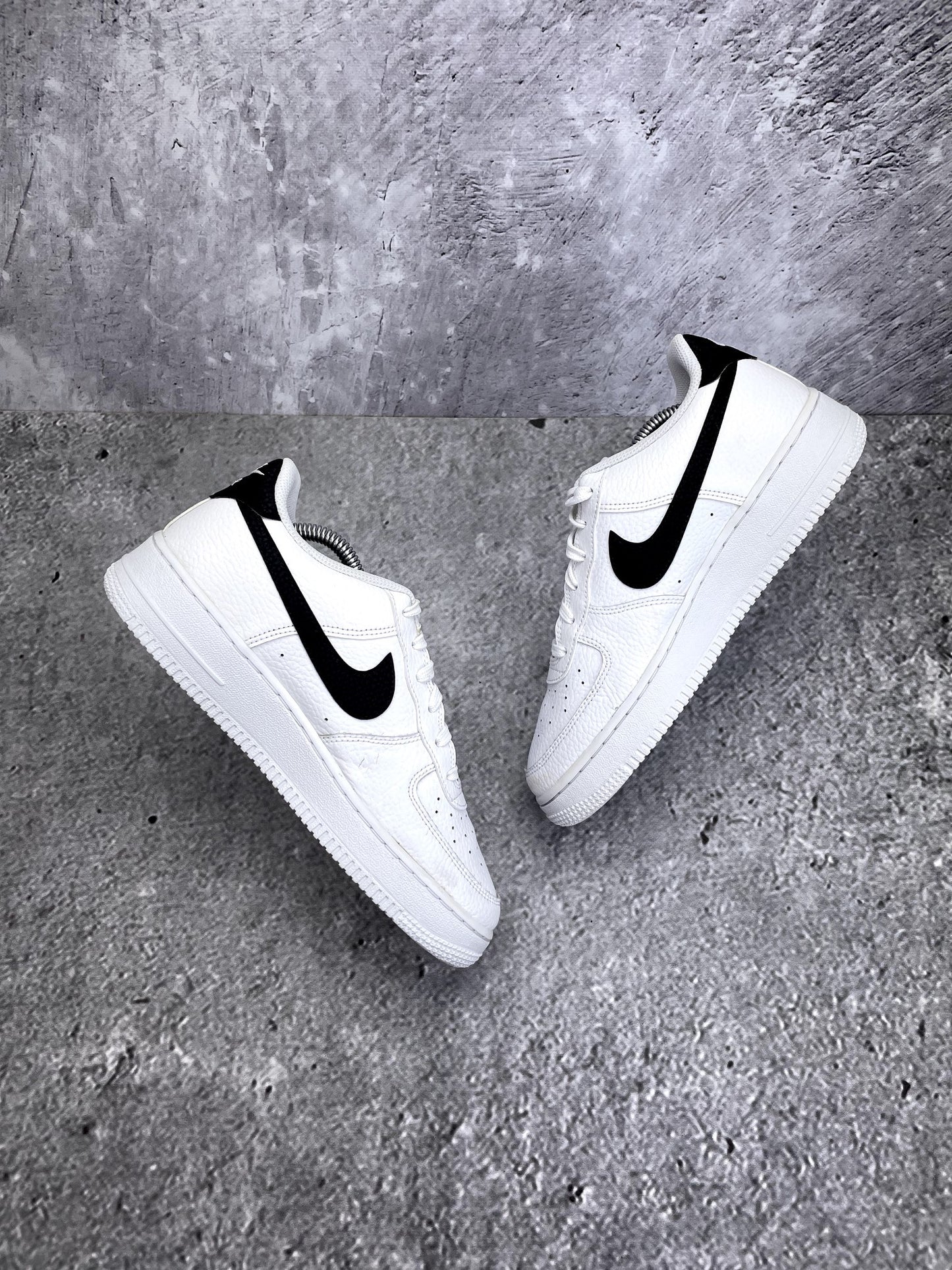 Nike Air Force 1 Low '07 White Black — buty sportowe damskie w bardzo dobrym stanie rozmiar 39, widok z góry na wewnętrzną stronę butów