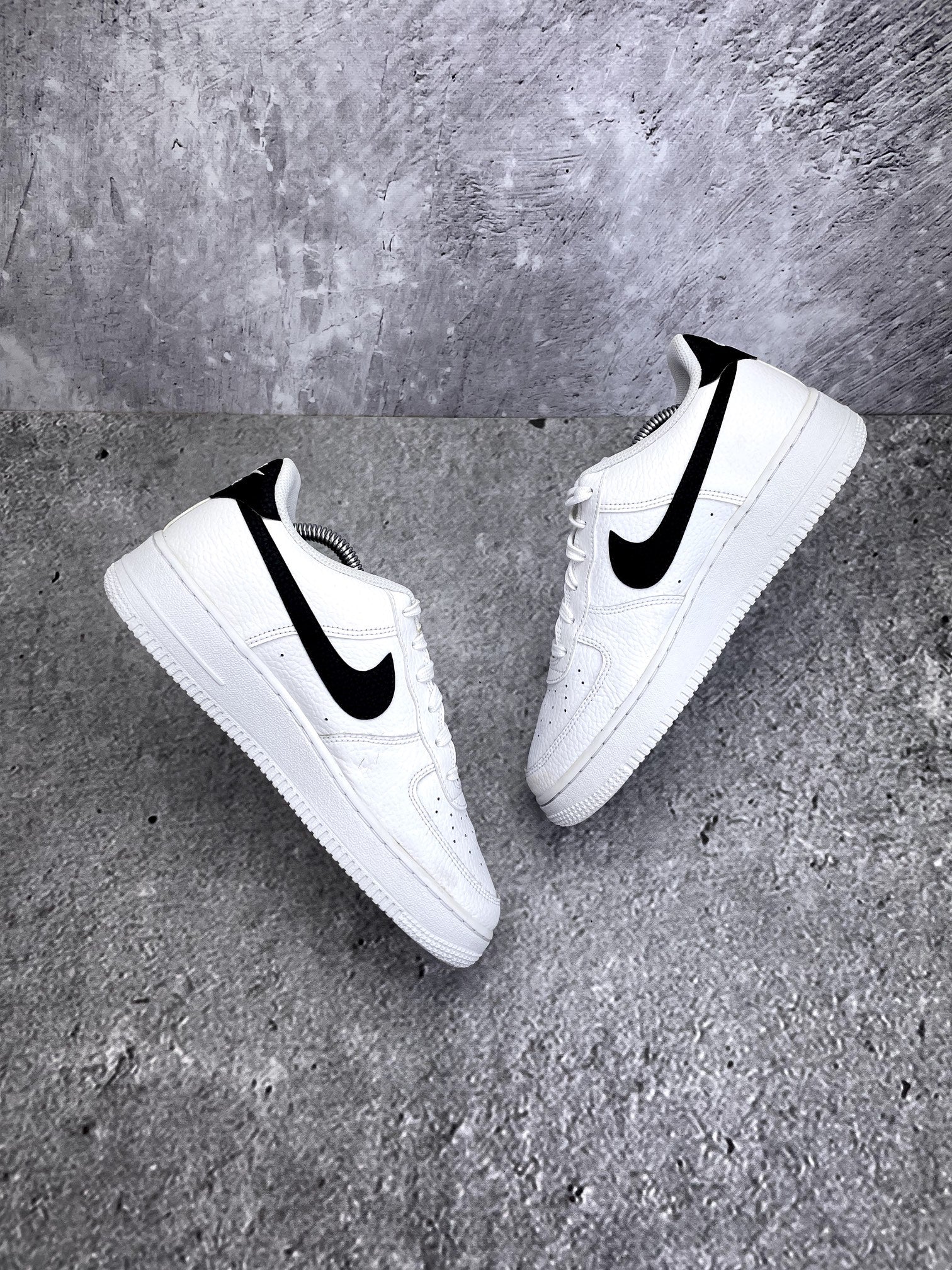 Nike Air Force 1 Low '07 White Black — buty sportowe damskie w bardzo dobrym stanie rozmiar 39, widok z góry na wewnętrzną stronę butów