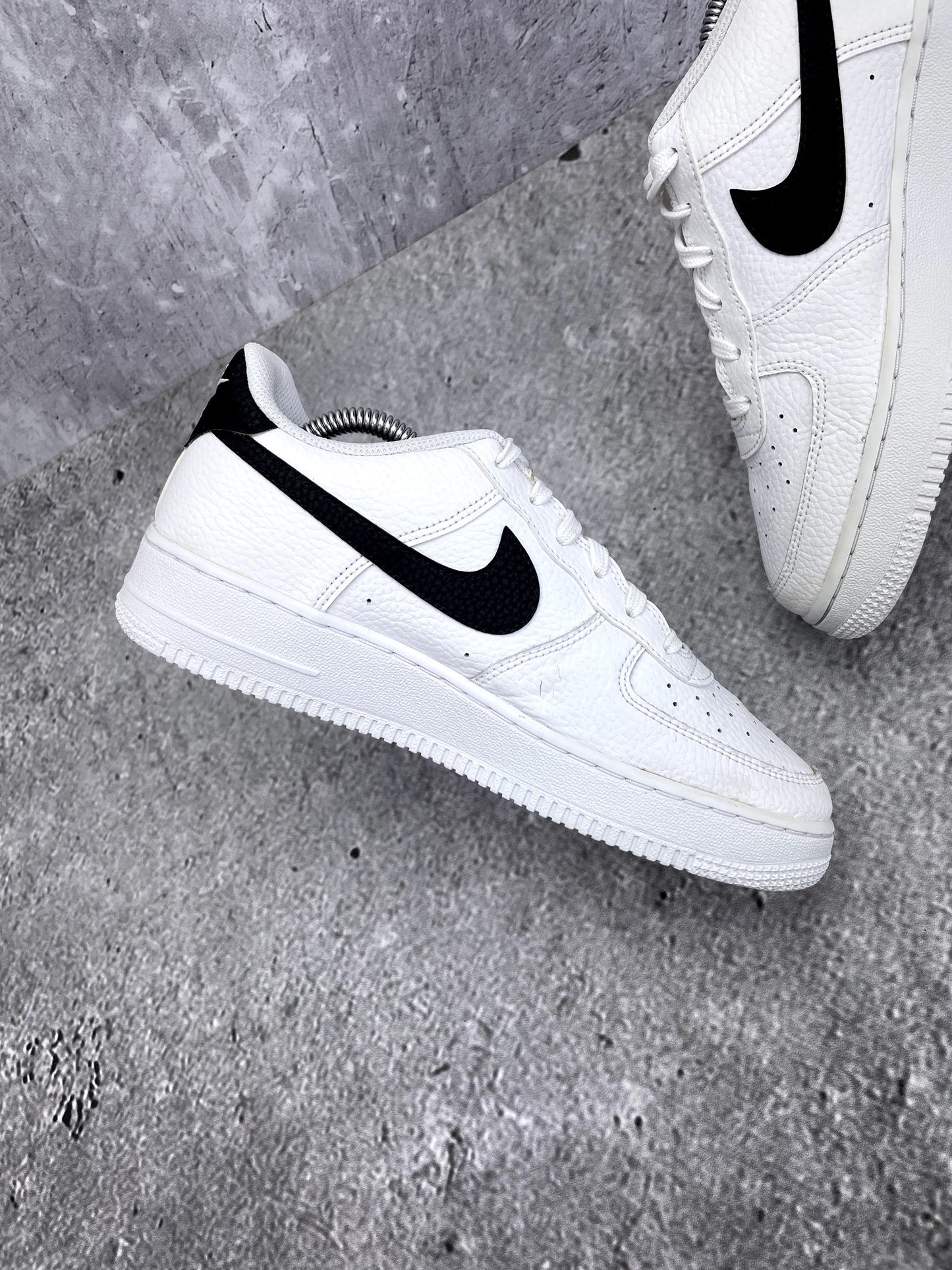 Nike Air Force 1 Low '07 White Black — buty sportowe damskie w bardzo dobrym stanie rozmiar 39, wewnętrzny panel lewego buta